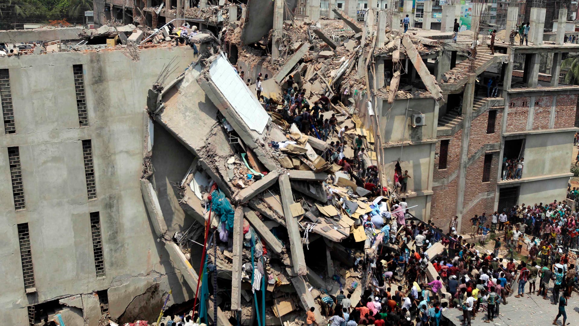 Обрушение зданий. Разрушение зданий. Collapsed building. Rana Plaza Бангладеш объятия. Крупнейшее внезапное обрушение зданий, сооружений за последние 10 лет.