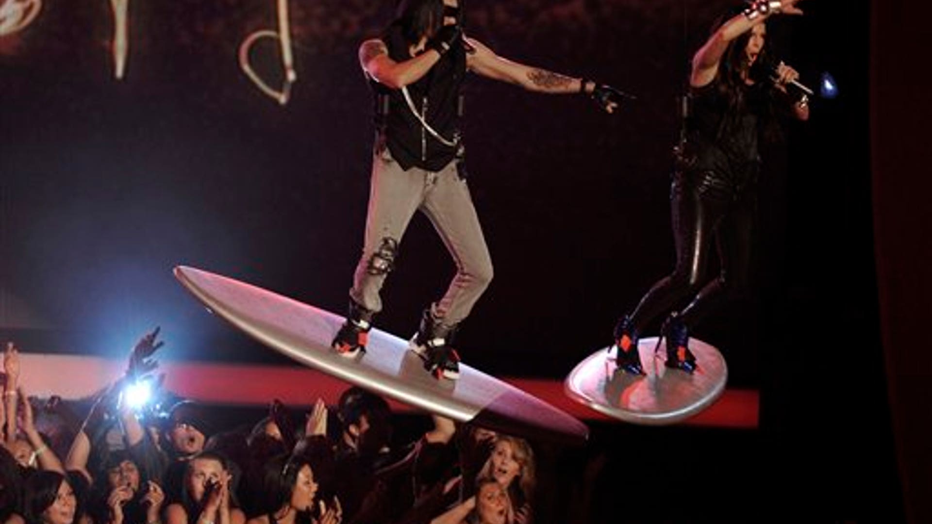Black_Eyed_Peas_Dancing