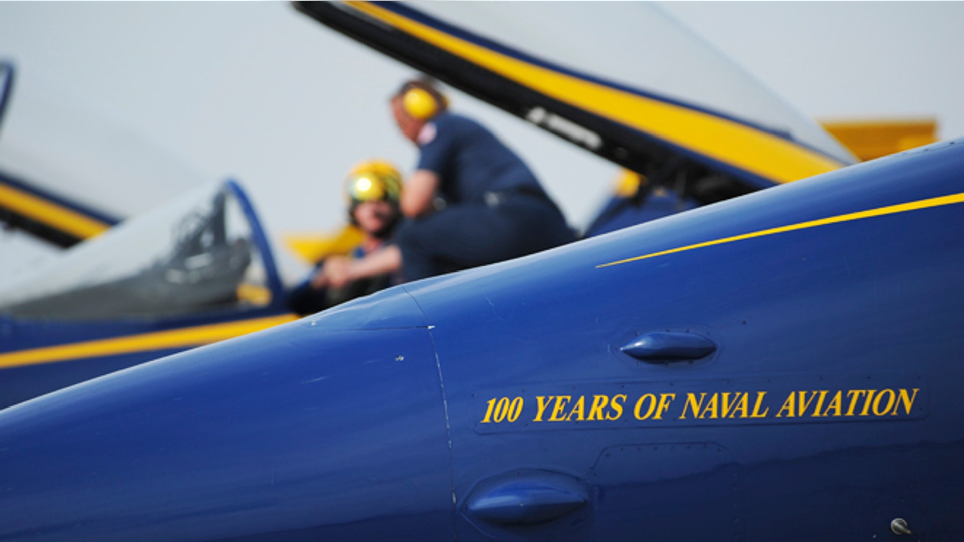 Blue_Angels_soar_at_air_show_6