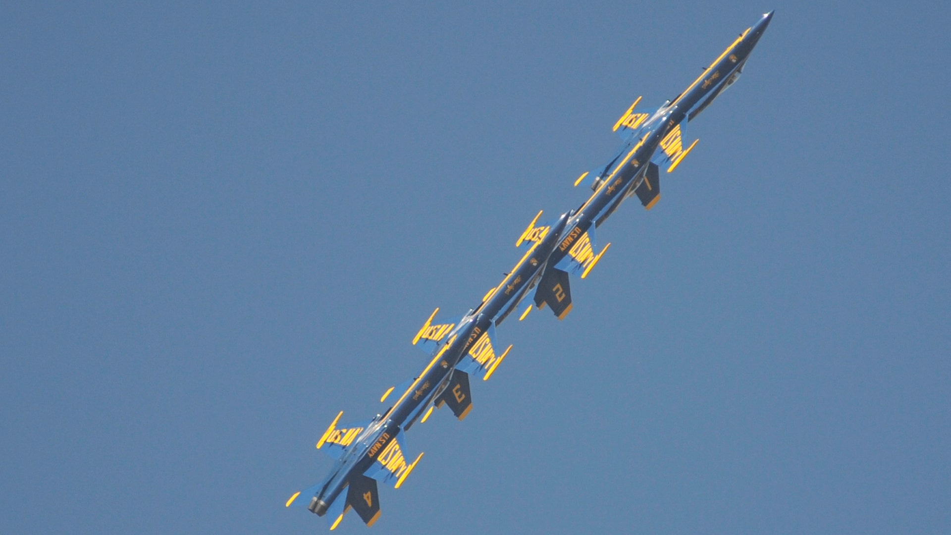 Blue_Angels_soar_at_air_show_7