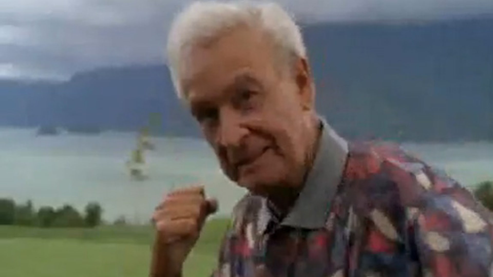 дед дрожать. дед трясется. дед шевелит усами. мужик шевелит усами. старичок с цветами.