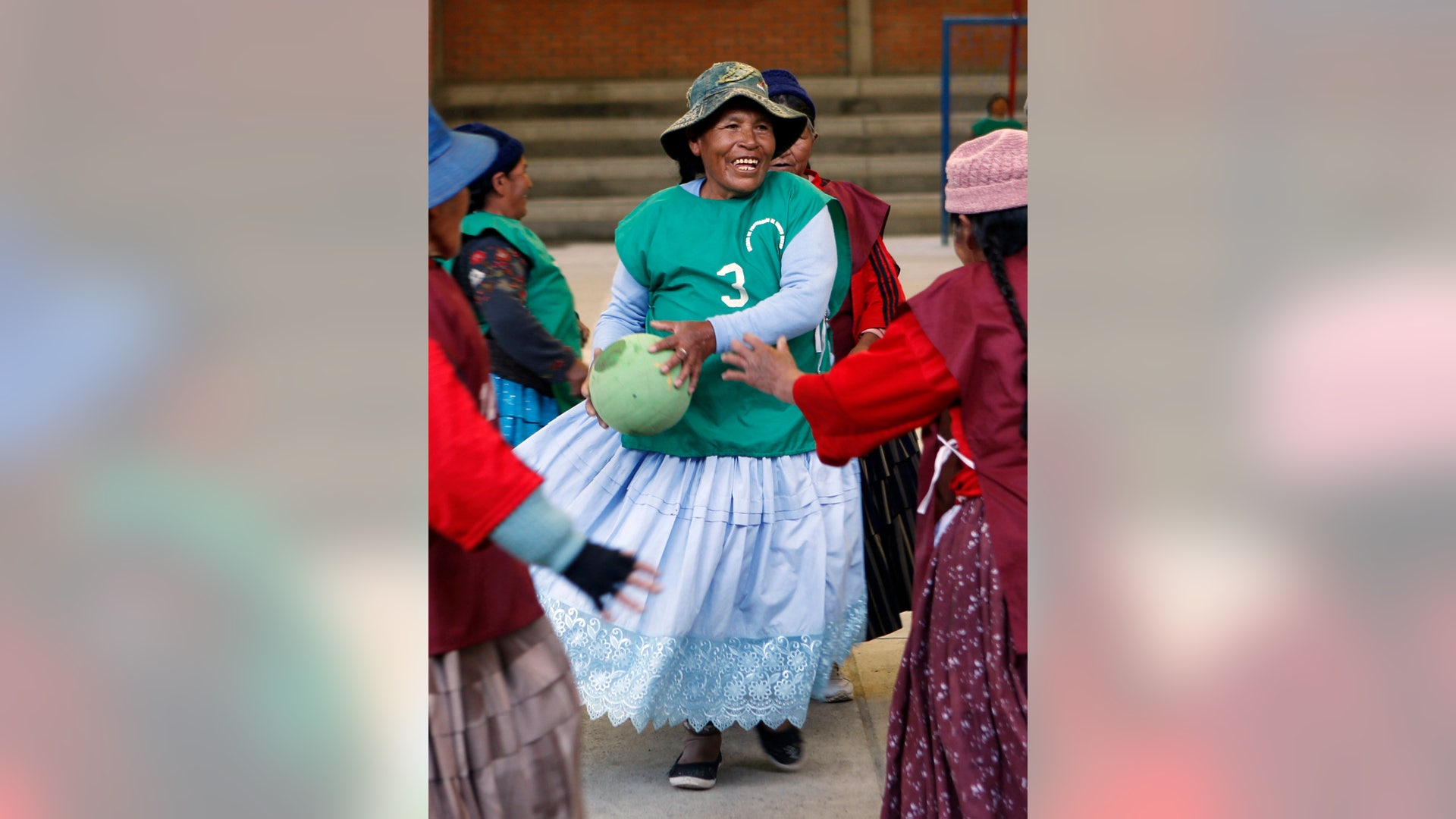 Bolivia_Grandmother_Handball__12_