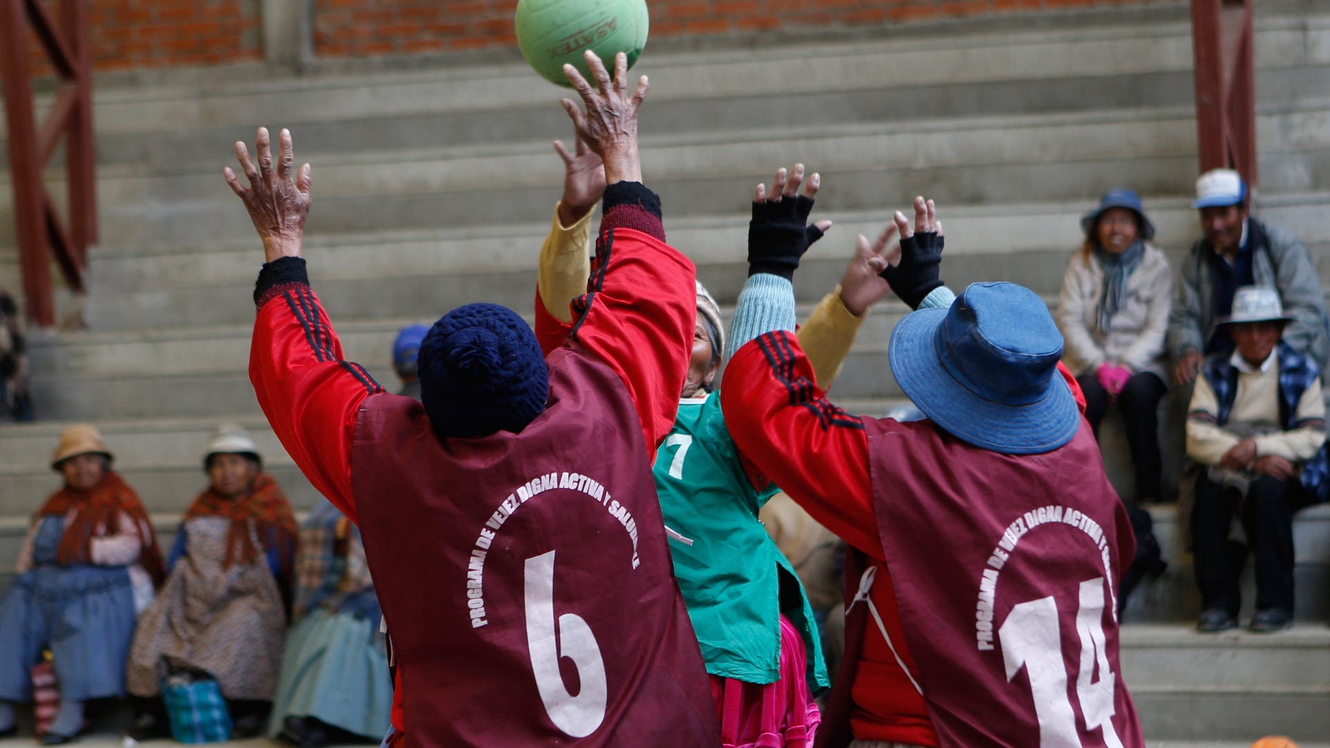 Bolivia_Grandmother_Handball__6_