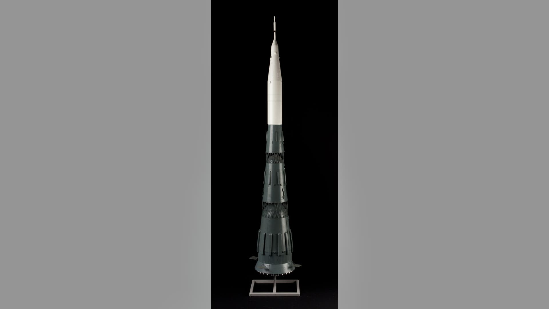 Bonhams_Space_Large_model_of_a_Soviet_N1_L3_rocket