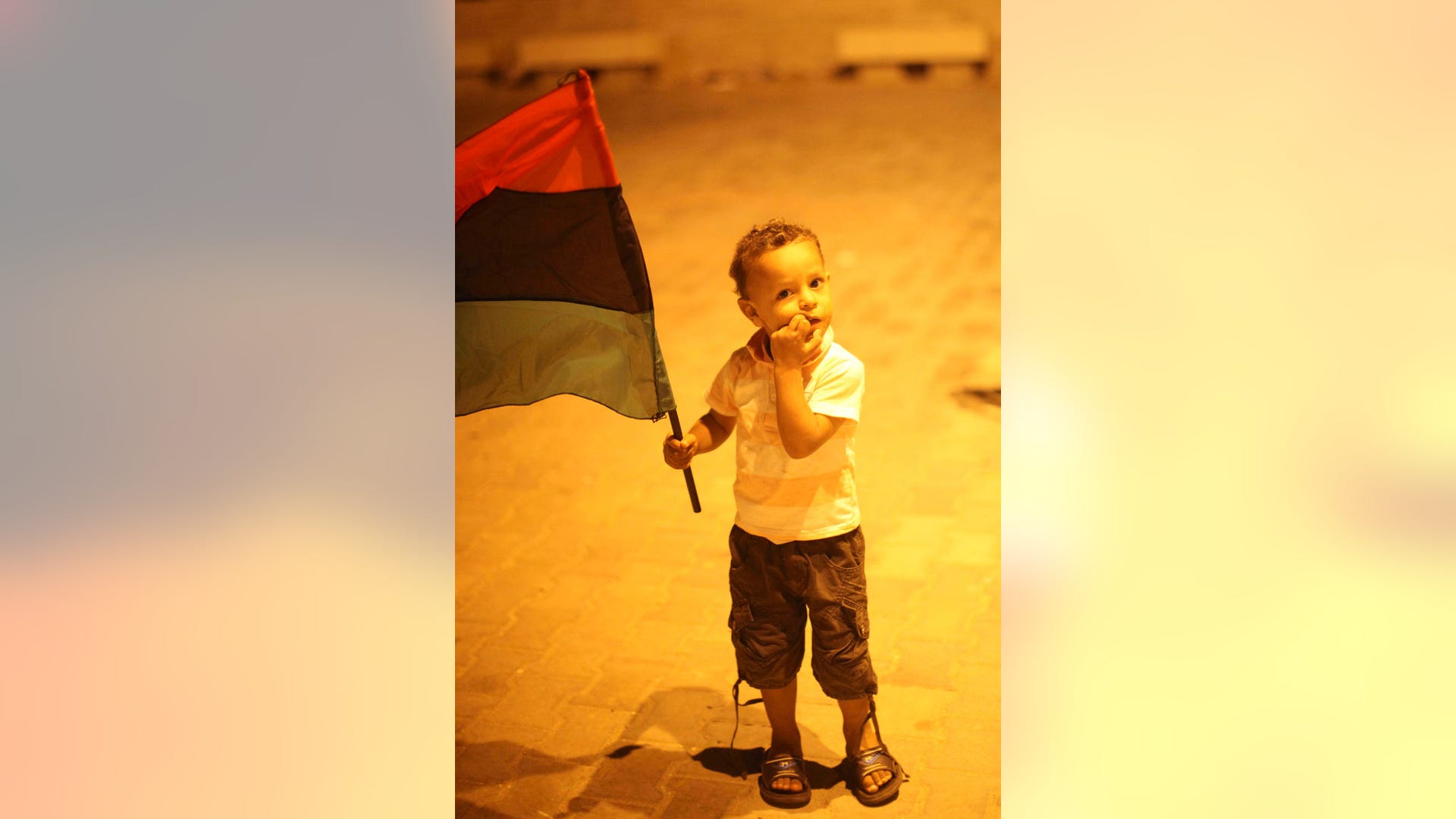 Boy_holds_libya_flag