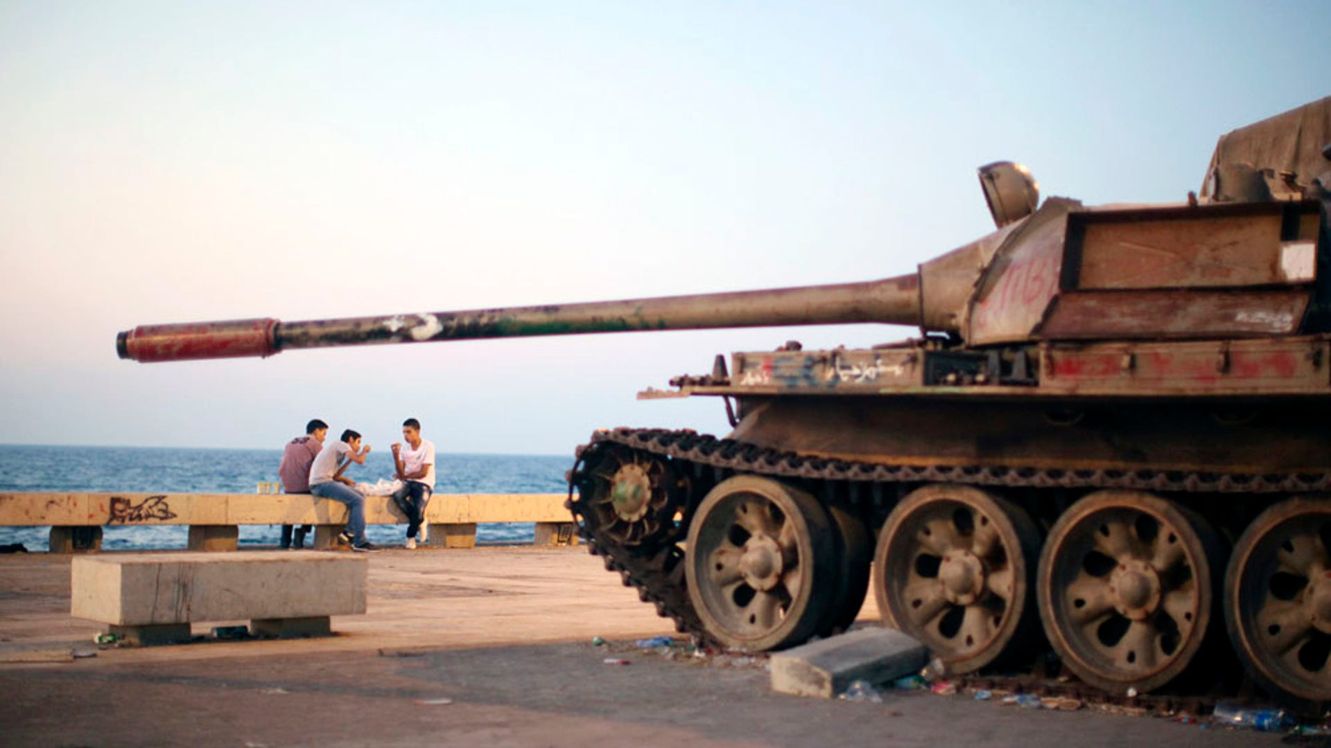 Boys_break_fast_in_libya