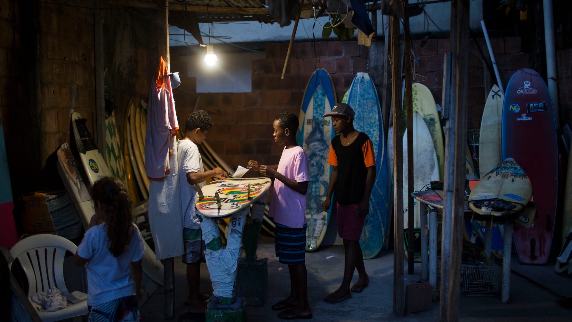 Brazil_Slum_Surfing__17_