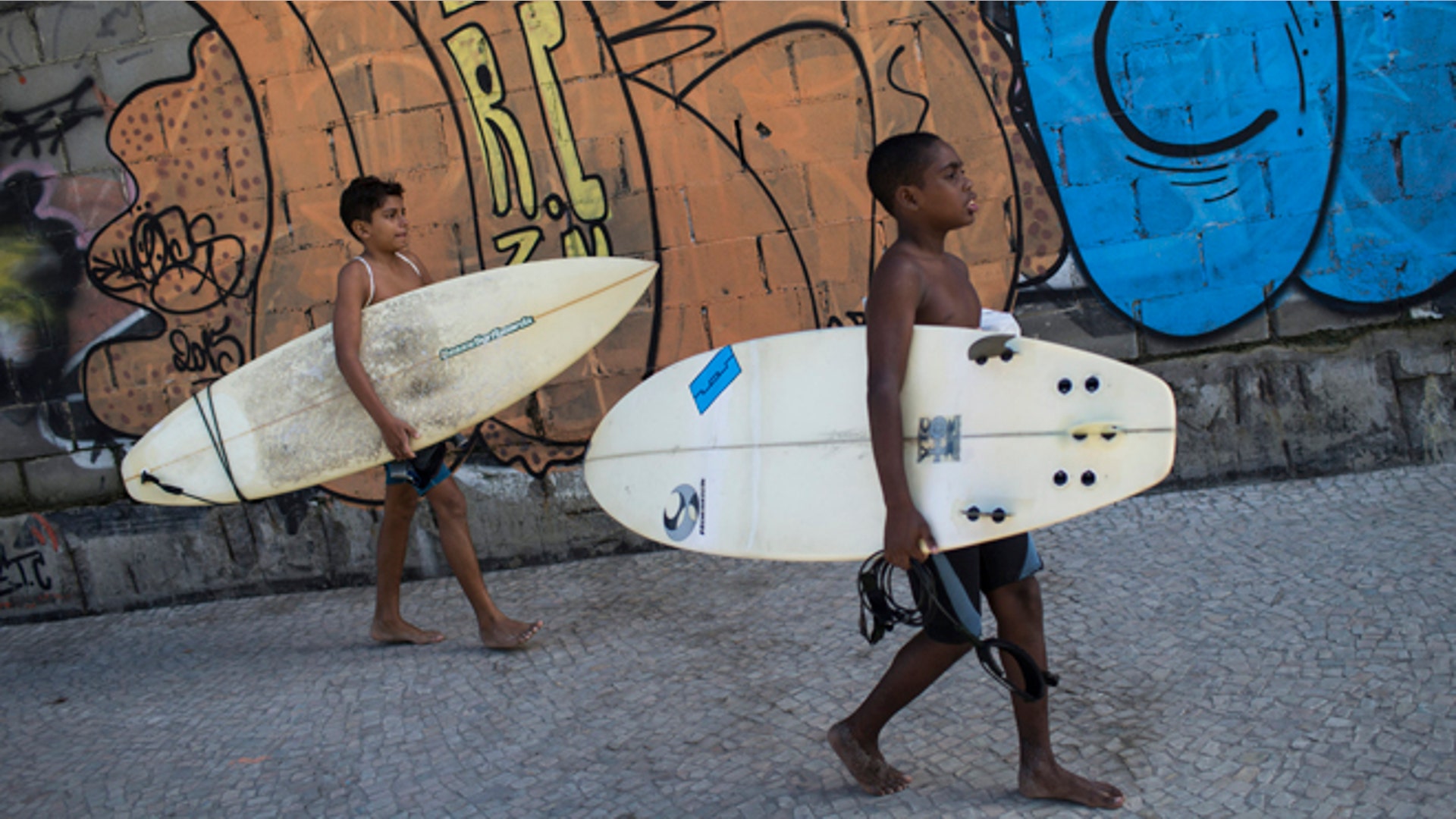 Brazil_Slum_Surfing__4_
