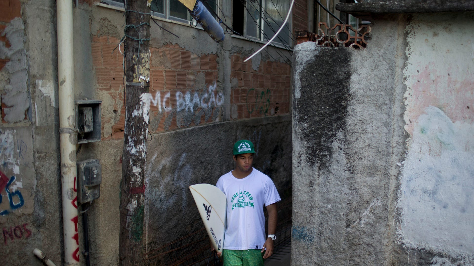 Brazil_Slum_Surfing__6_