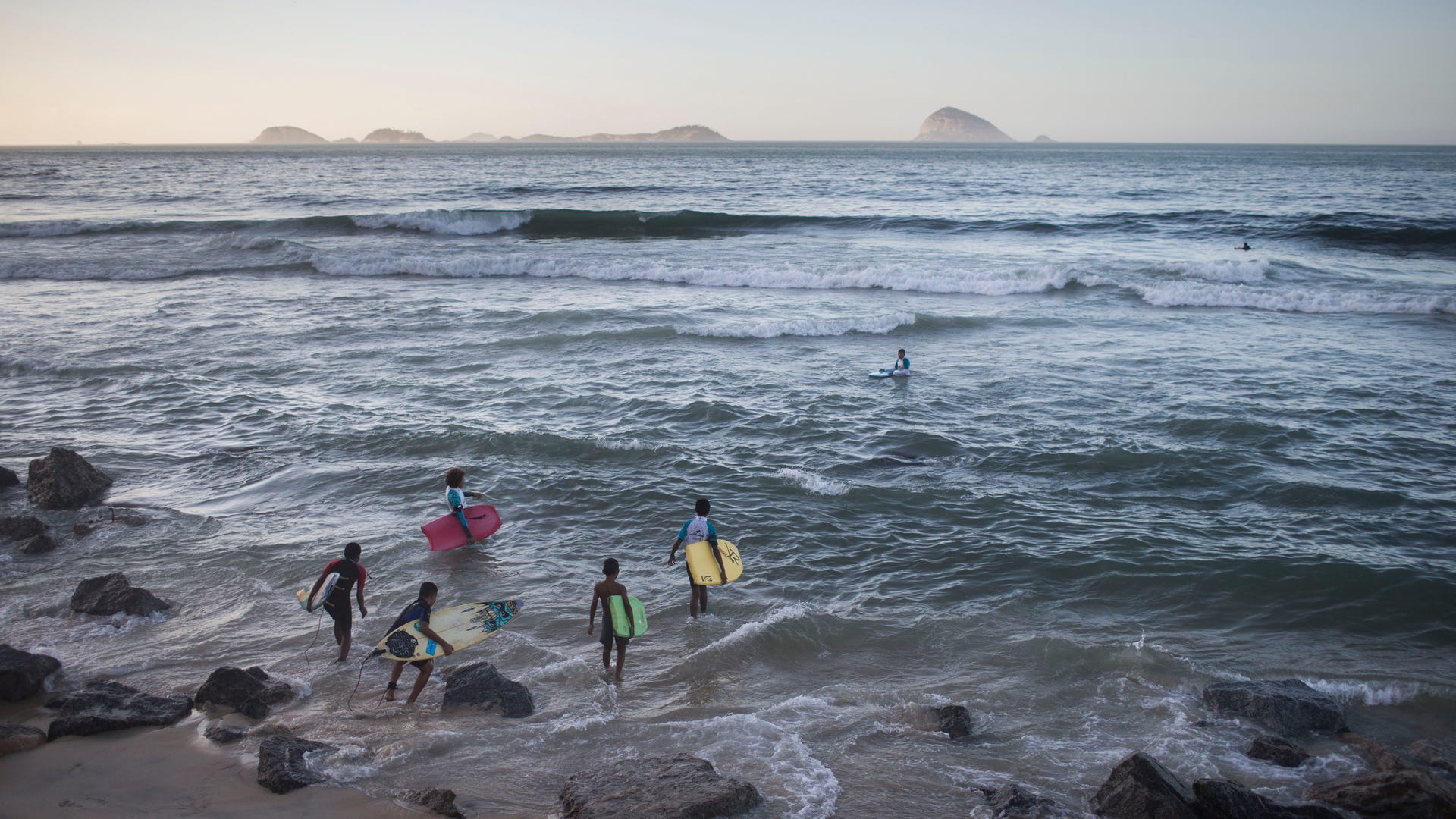 Brazil_Slum_Surfing__8_