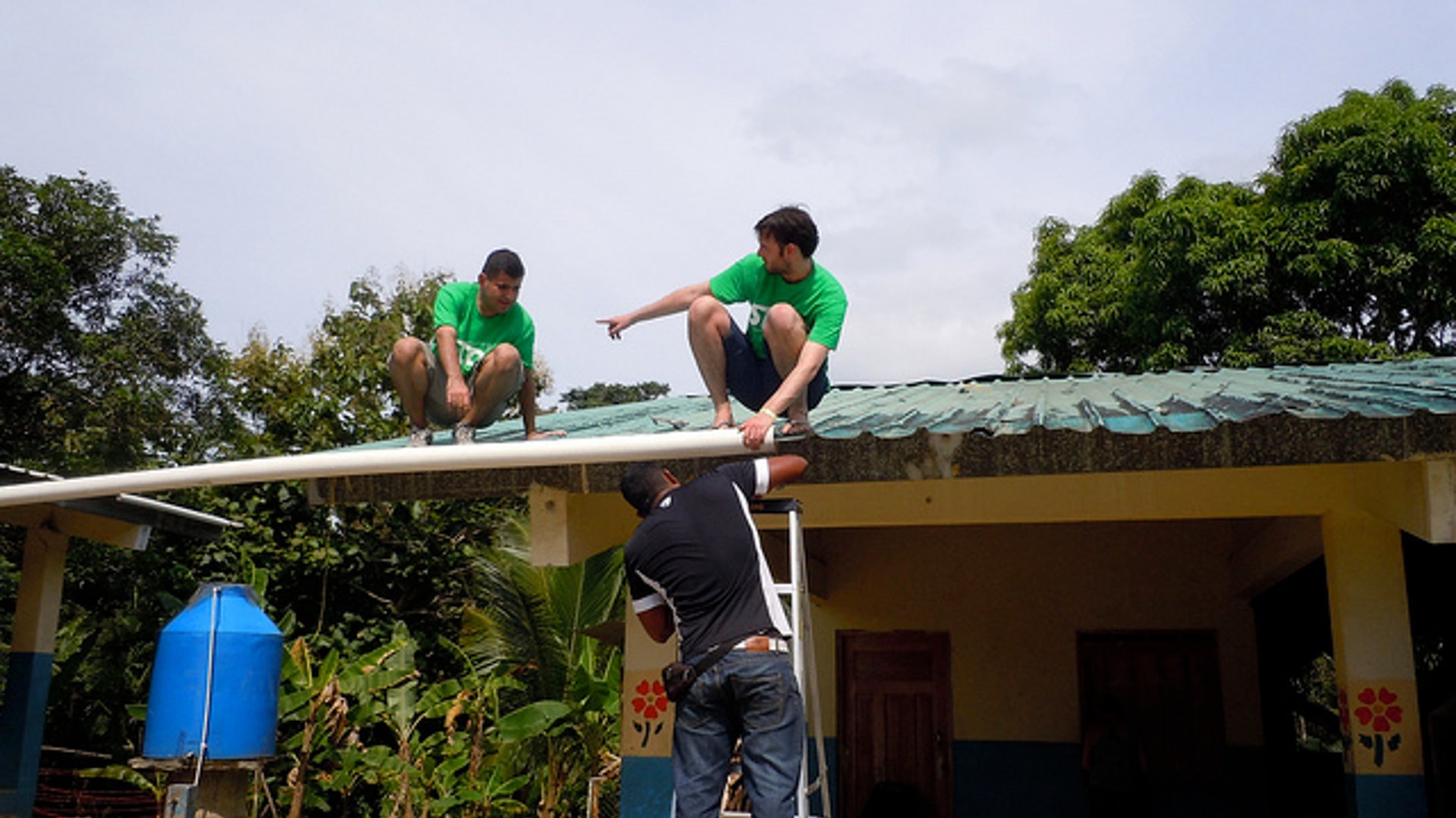 Building_water_collection_system___Panama