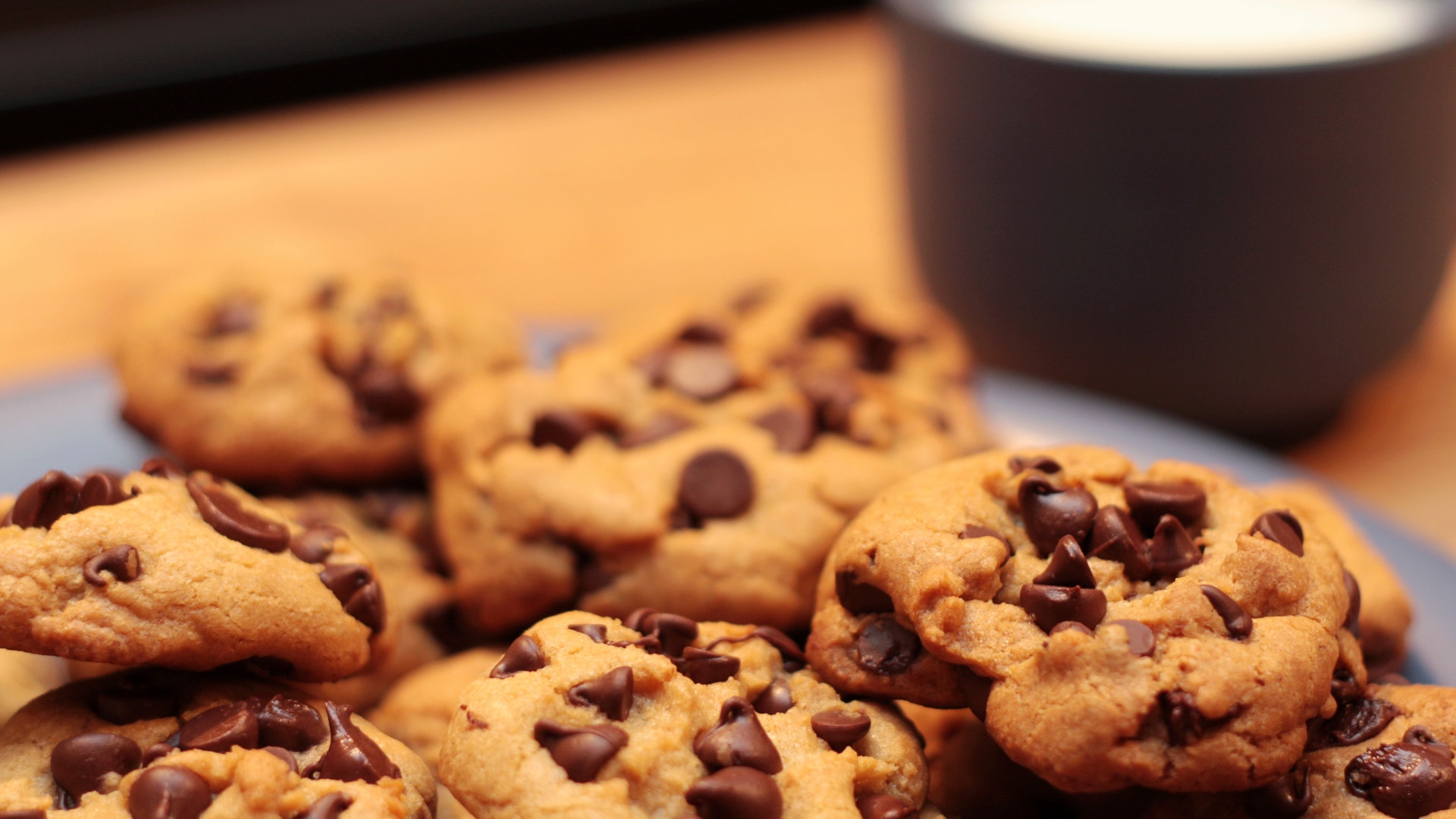 Cookies day. Песочное печенье кукис. Американское шоколадное печенье кукис. Песочное печенье с шоколадной крошкой. Американское песочное печенье с шоколадной крошкой.