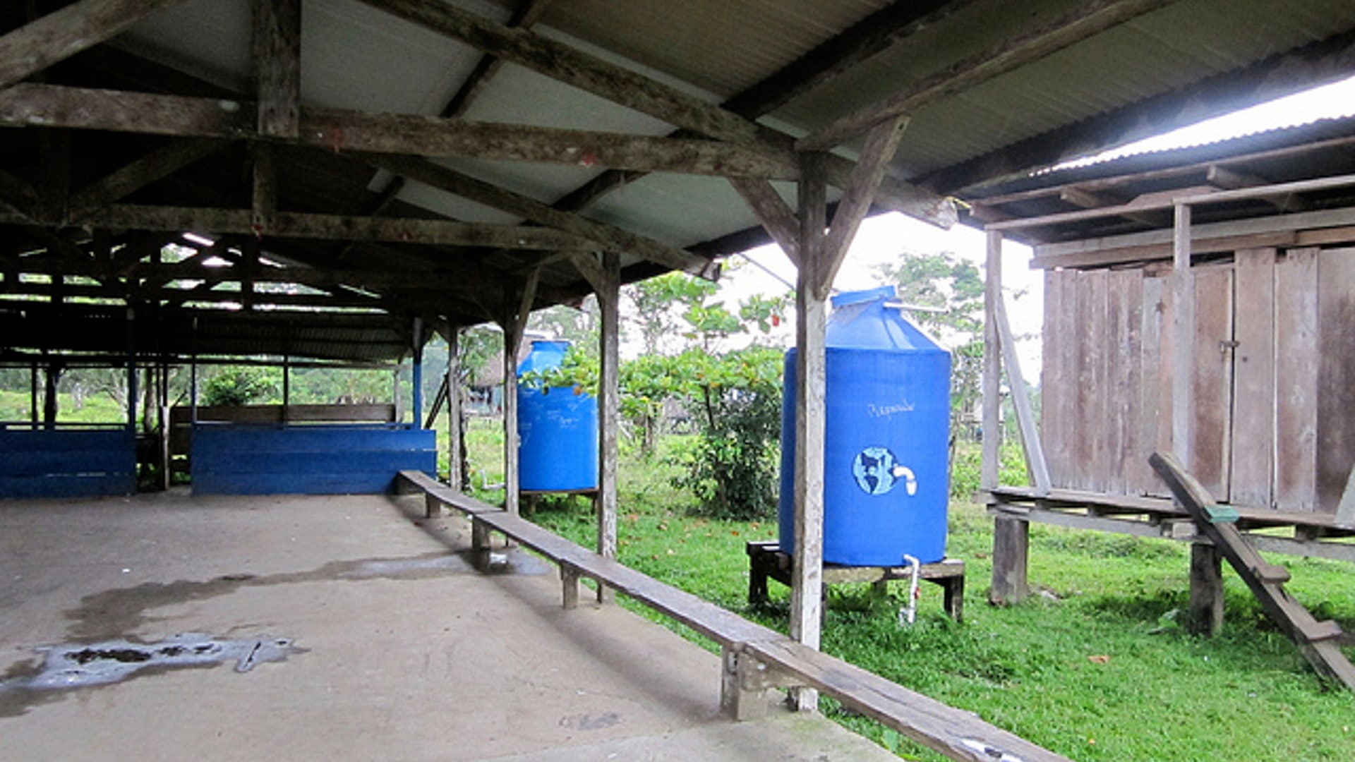 Clean_water_tanks_Panama