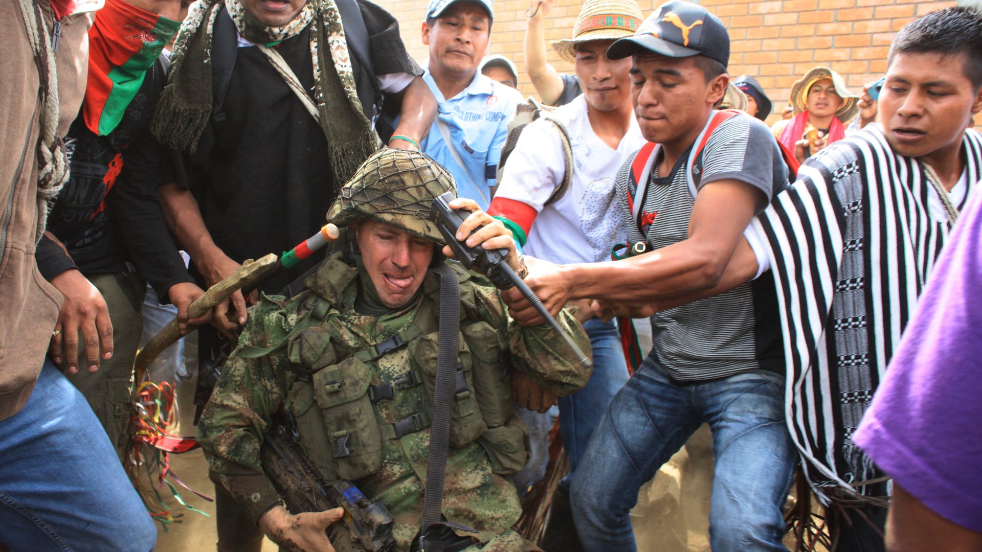 Colombia_Indians_Fight_Soldiers_2