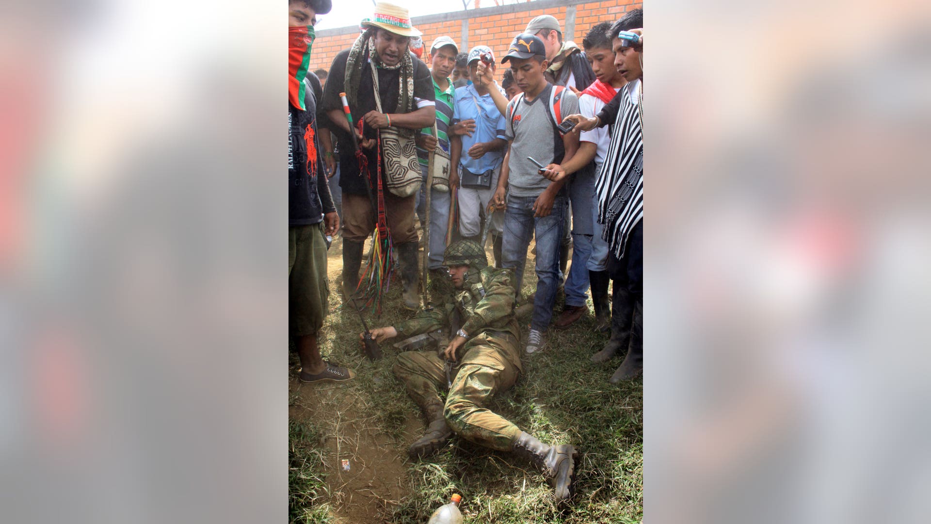 Colombia_Indians_Fight_Soldiers_3