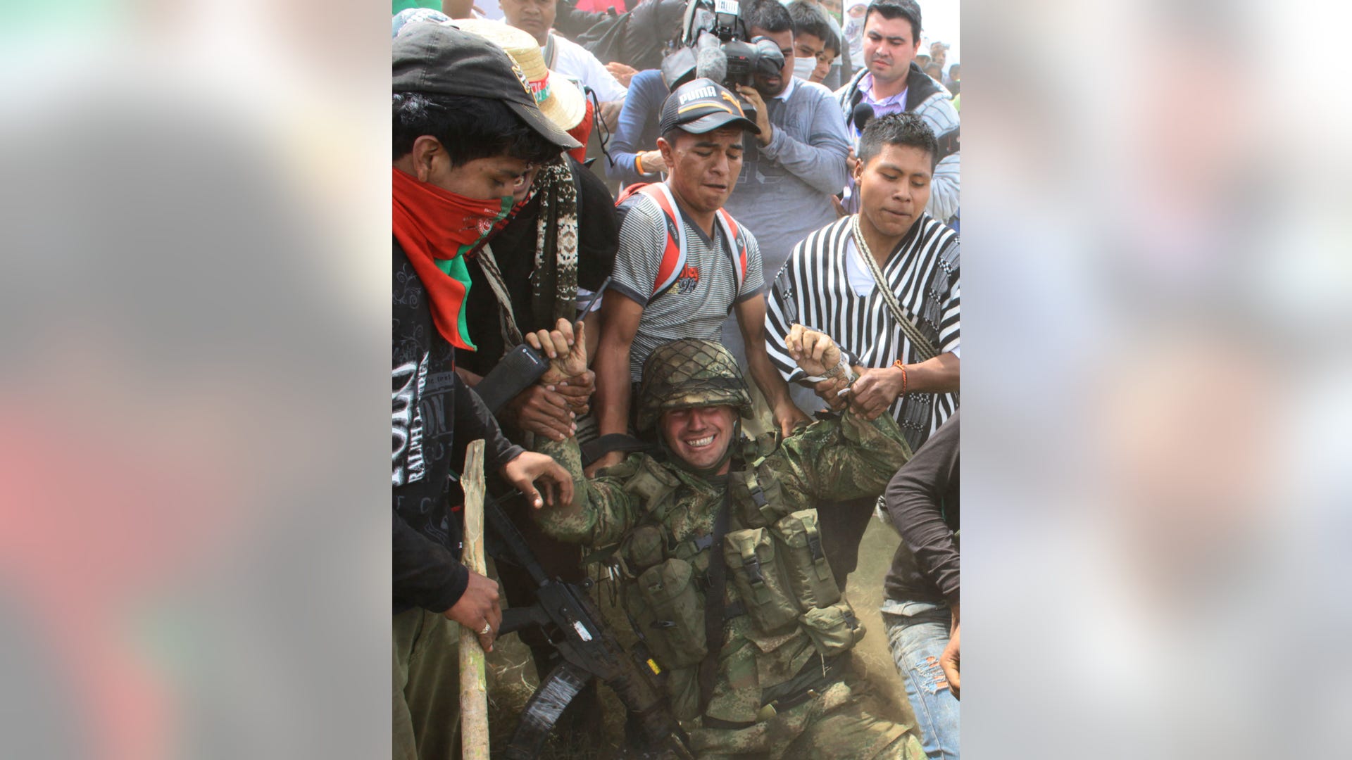 Colombia_Indians_Fight_Soldiers_4