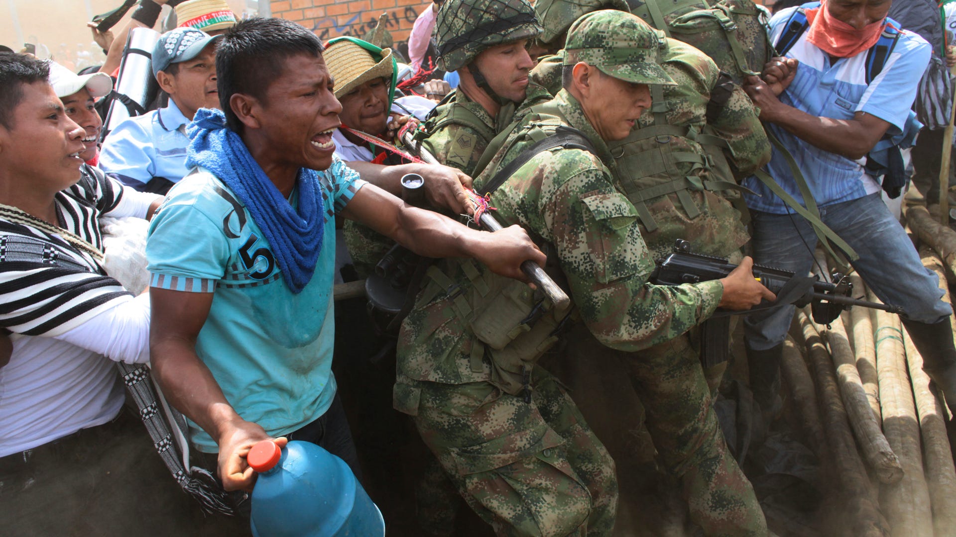 Colombia_Indians_Fight_Soldiers_5