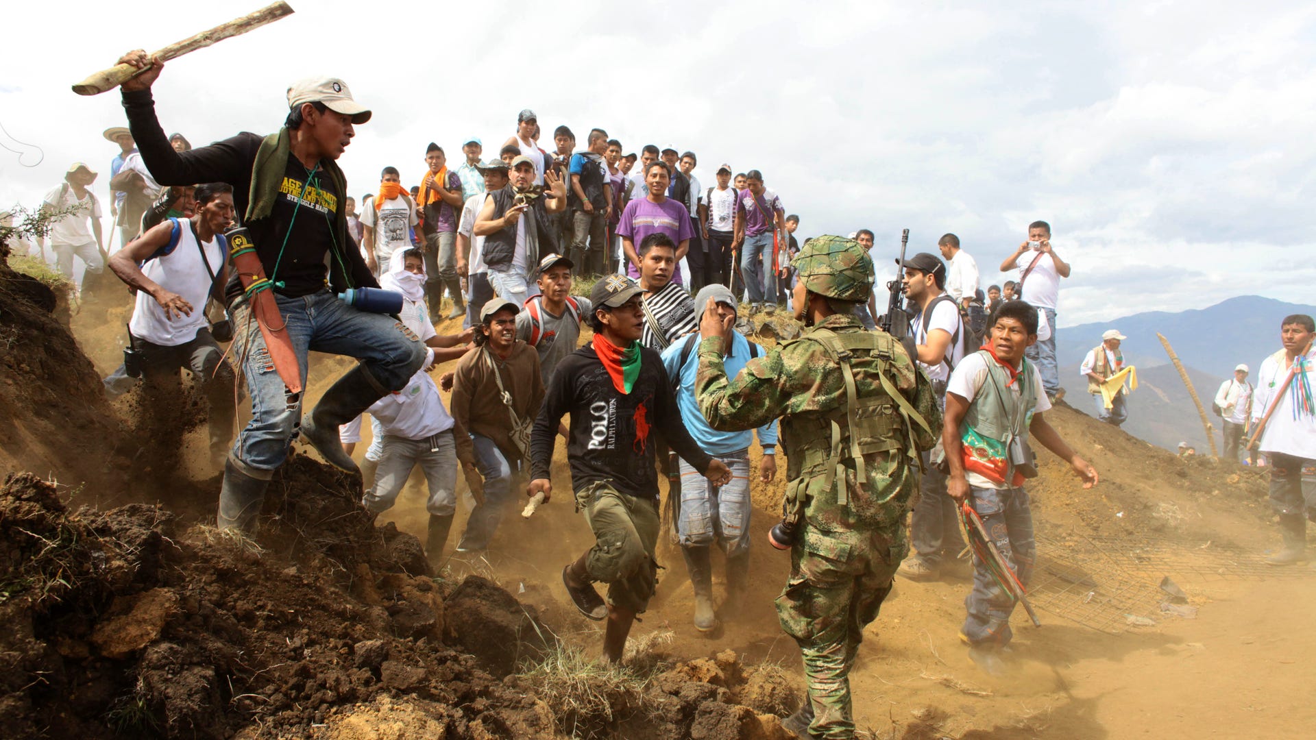Colombia_Indians_Fight_Soldiers_6