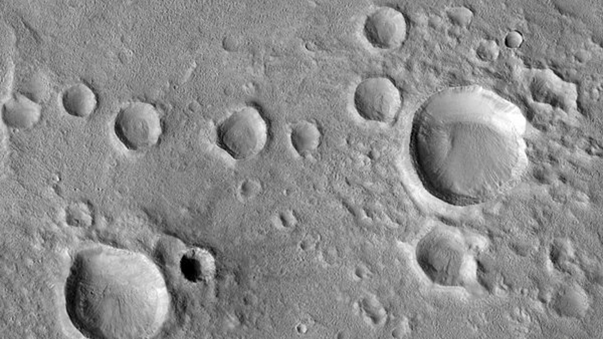 Craters_on_Phobos2