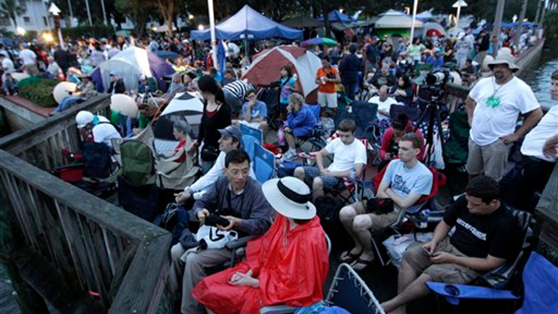 Crowds_gather_at_Space_View_Park