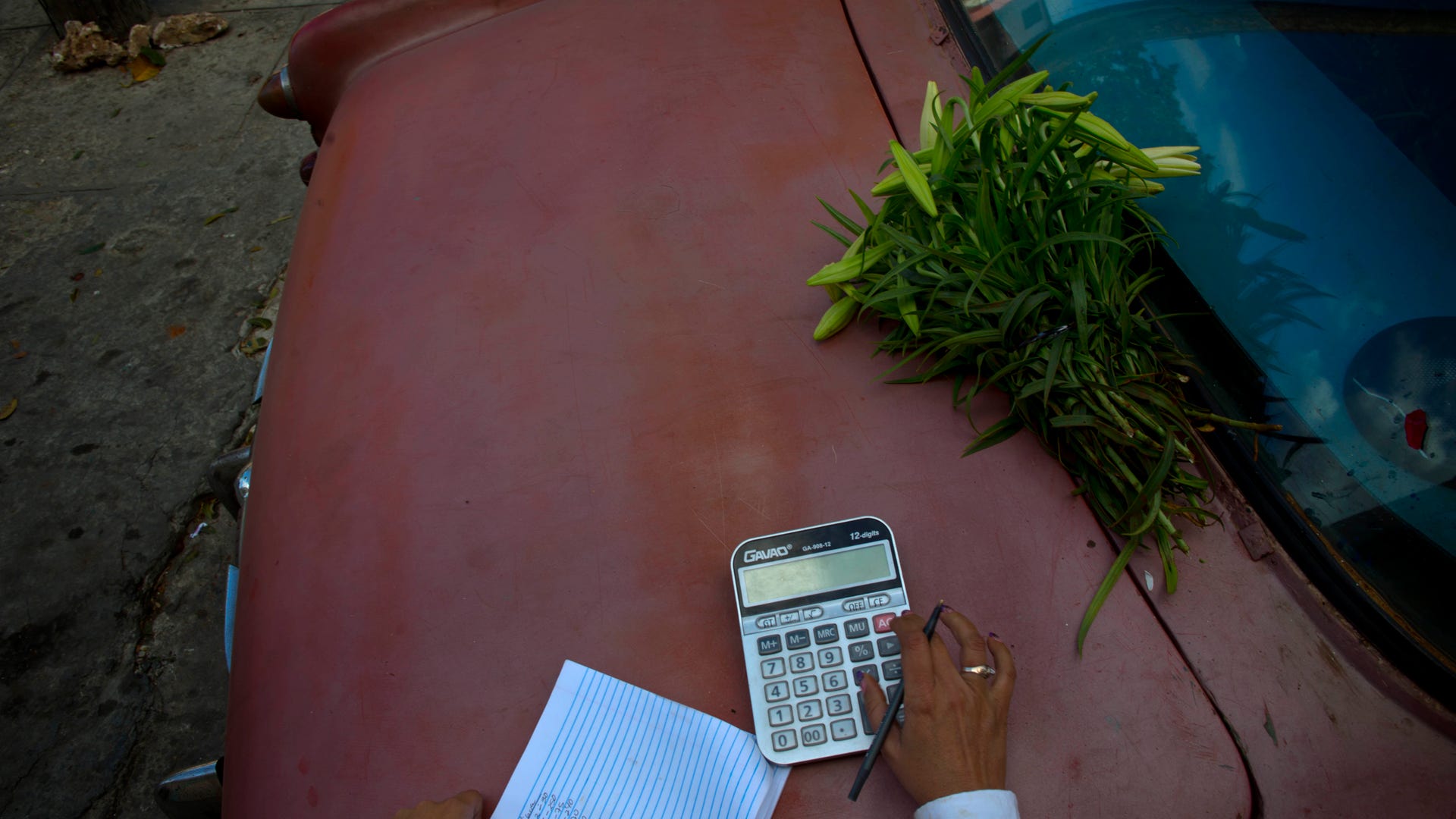 Cuba_Flower_Vendor__10_
