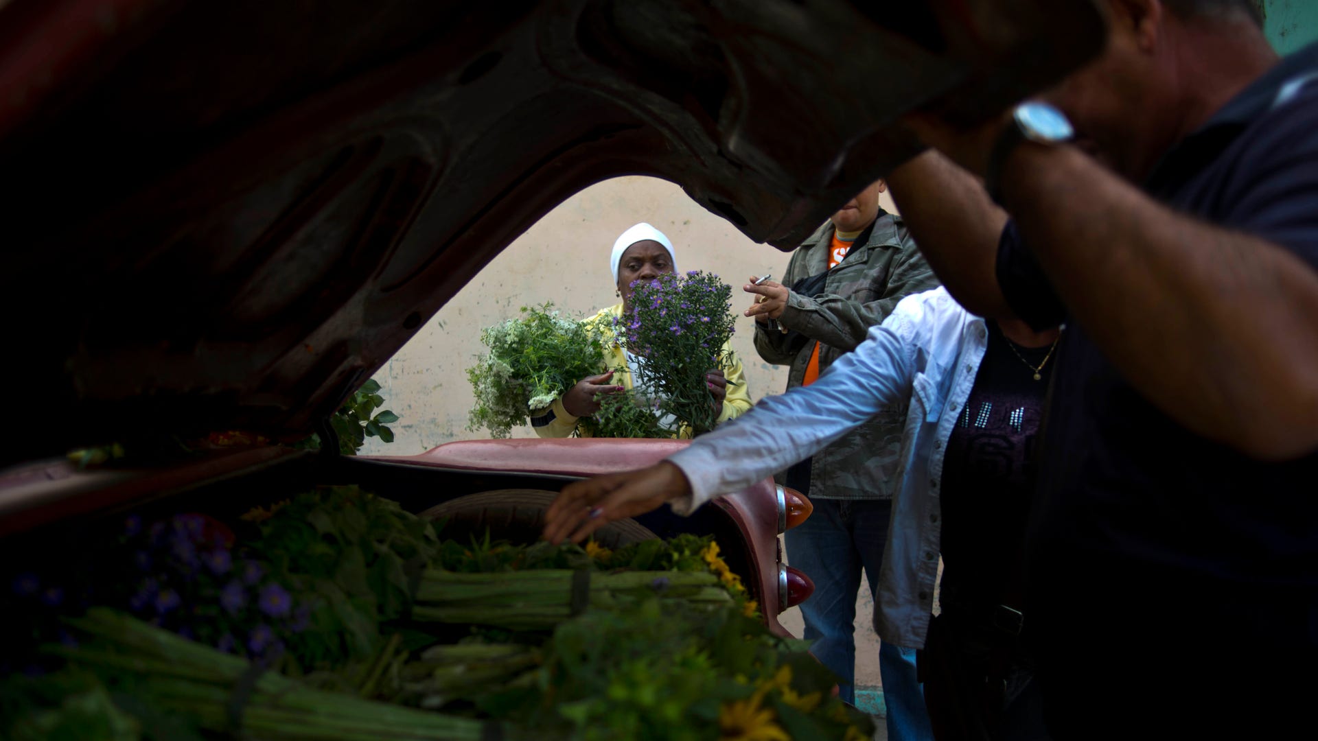 Cuba_Flower_Vendor__11_