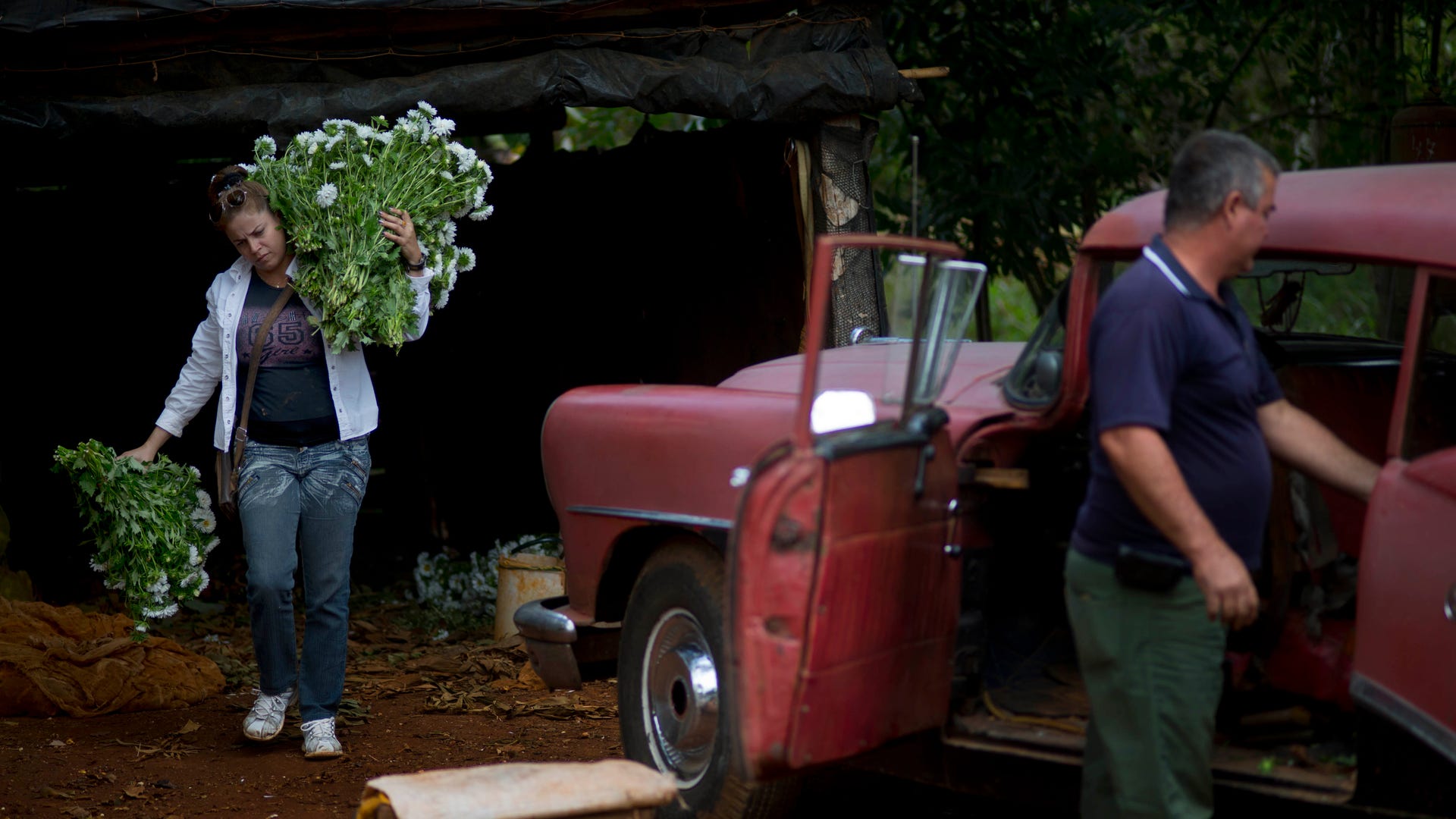 Cuba_Flower_Vendor__13_