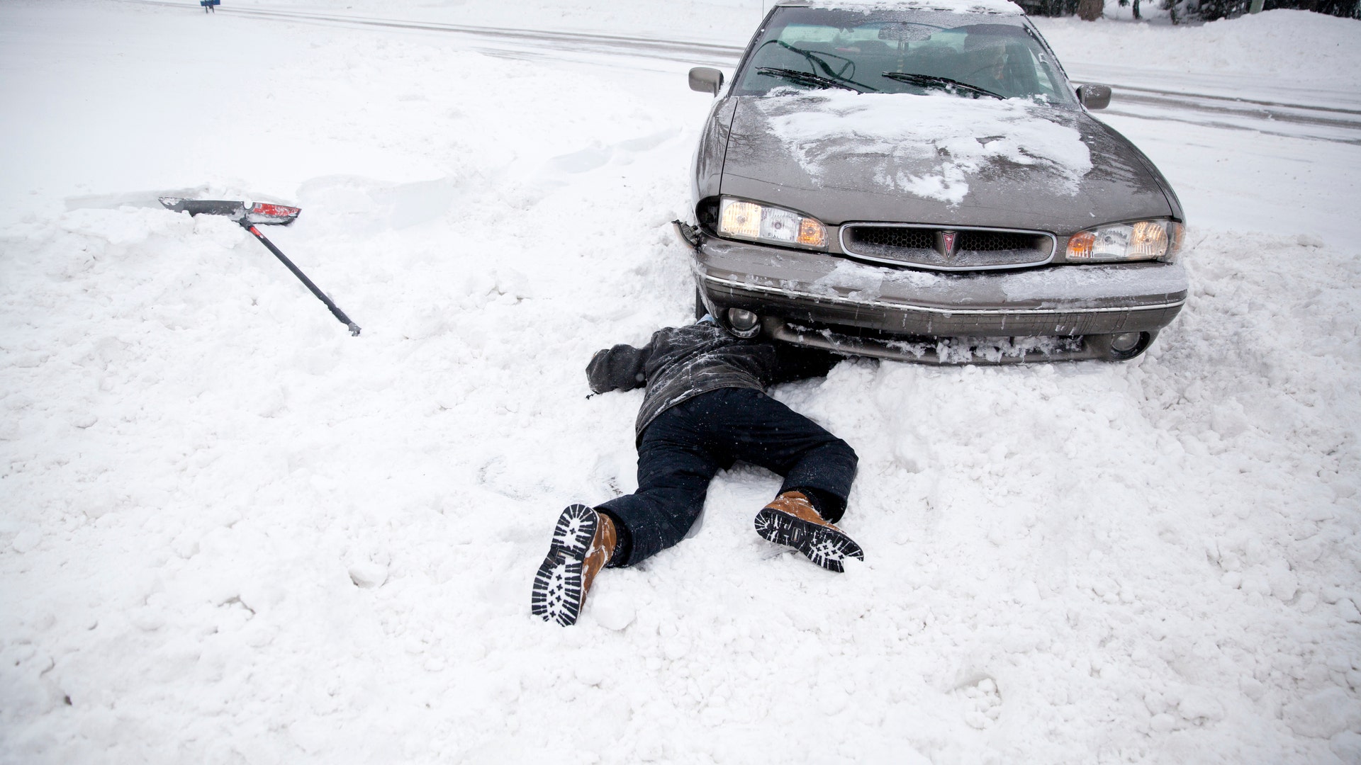 Головой в снег ногами. Машина в сугробе. Машина застряла в снегу. Толкают машину зимой.