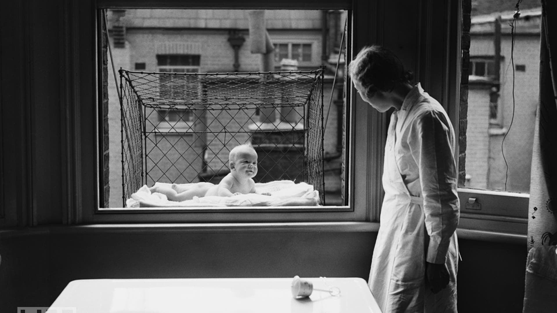 Дети в клетках 3. Советские окна. Клетка для детей за окном.