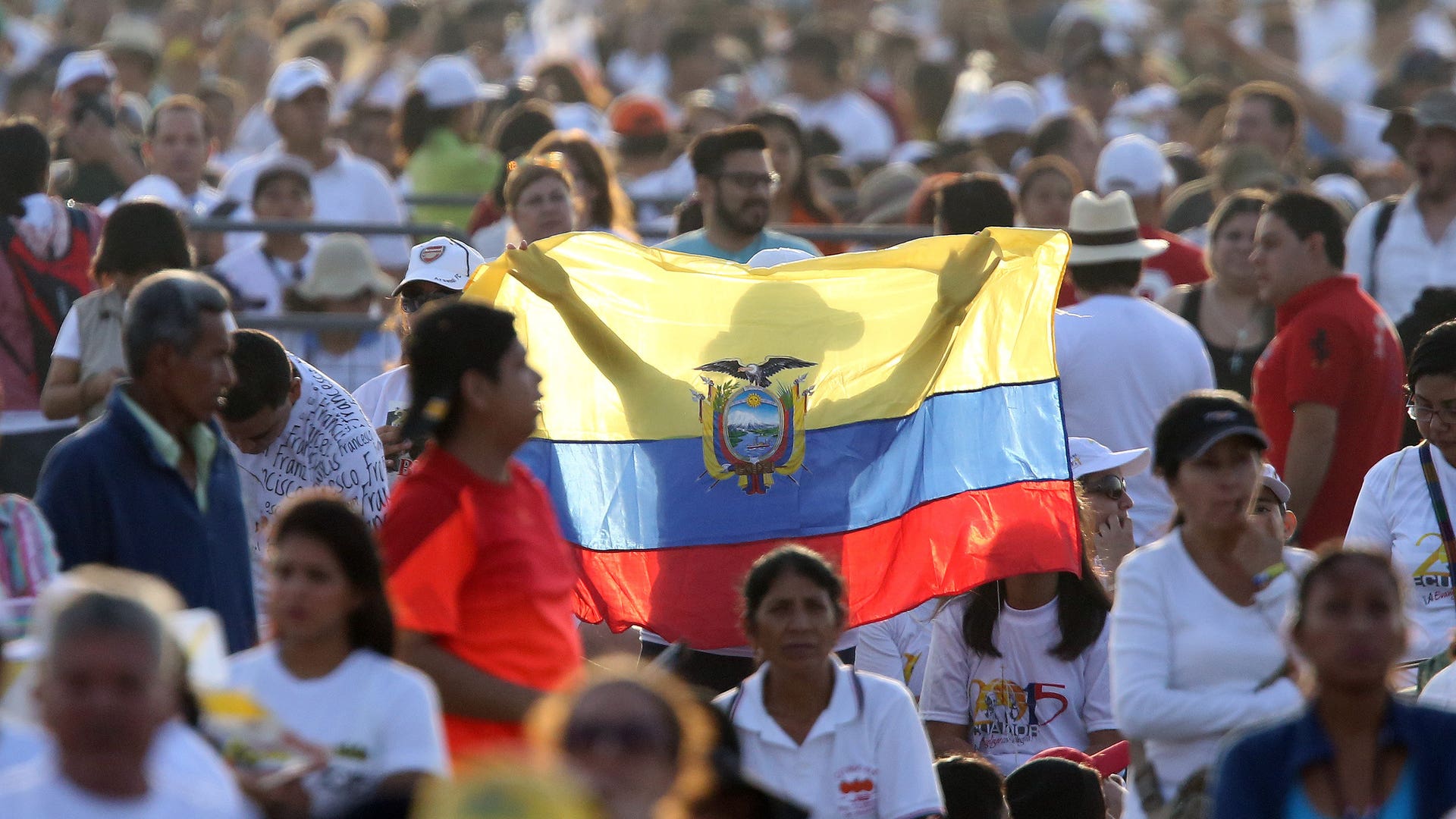 Ecuador_flag_before_mass