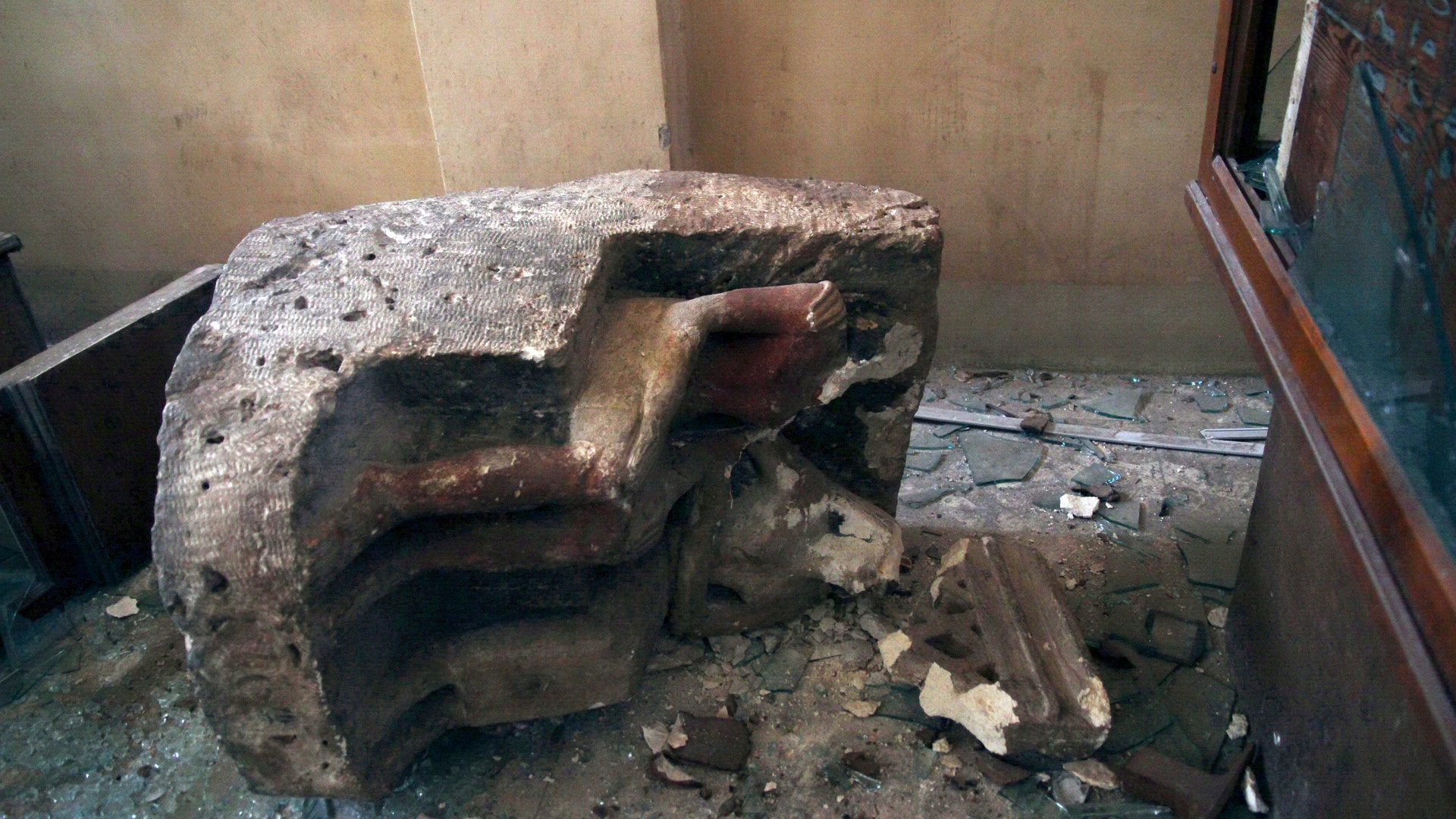 Egypt_antiquities_looting_damage_3