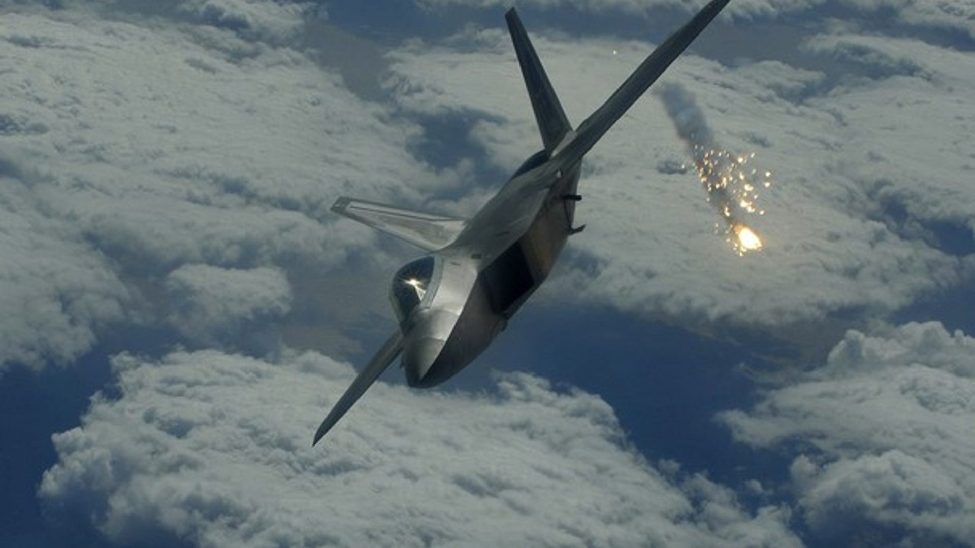 F-22 Releasing Flares