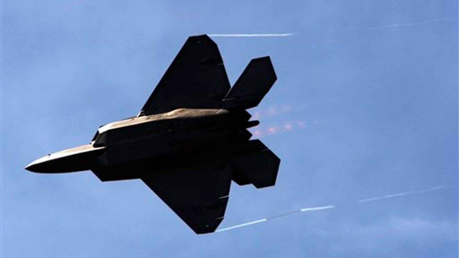 F_22_Soars_Overhead_2