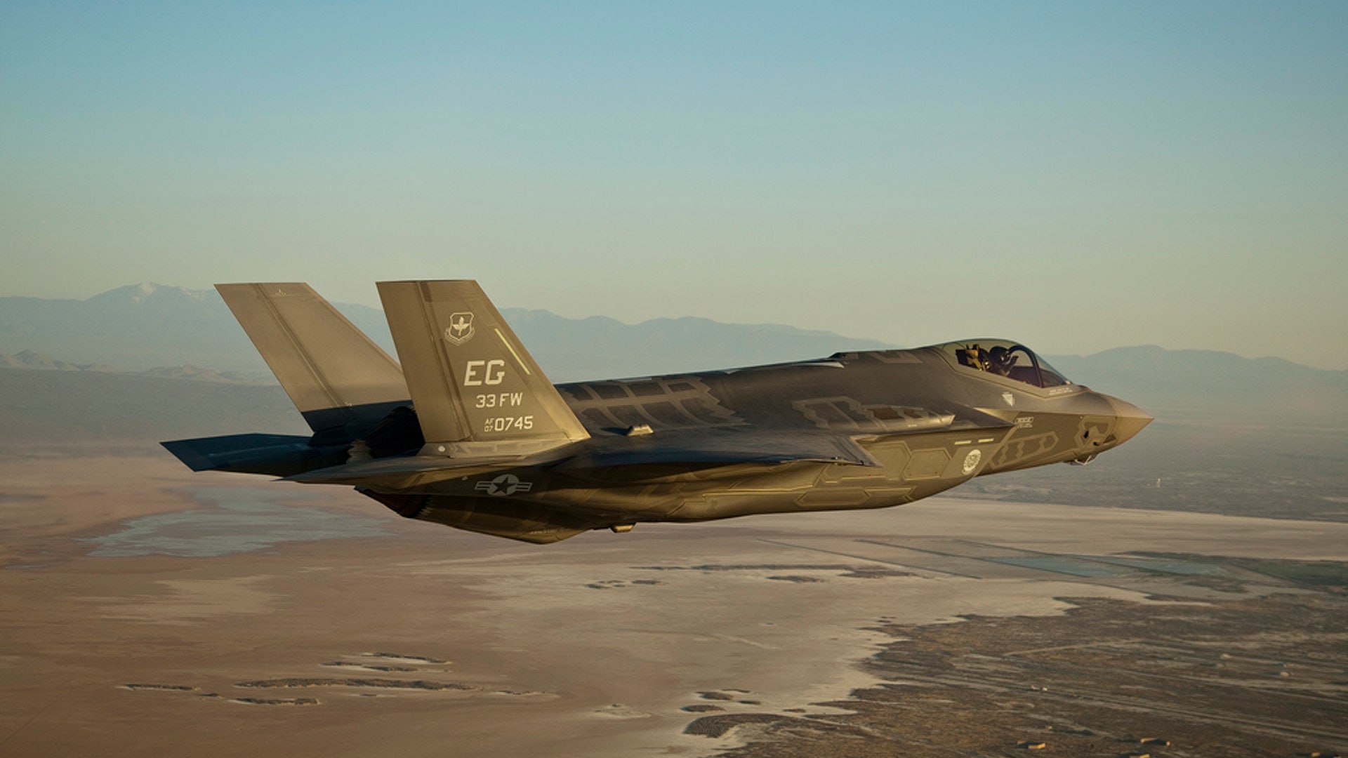 F_35_arrives_at_Edwards_AFB