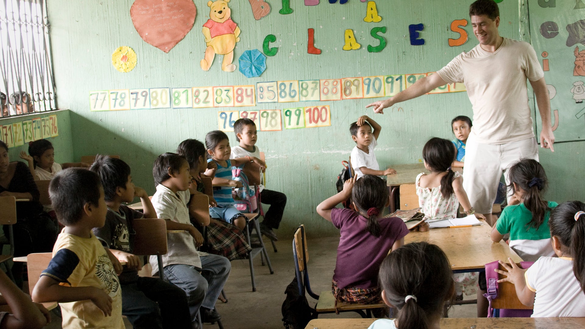 Flores_as_a_school_on_the_rubber_plantation_in_Guatemala_