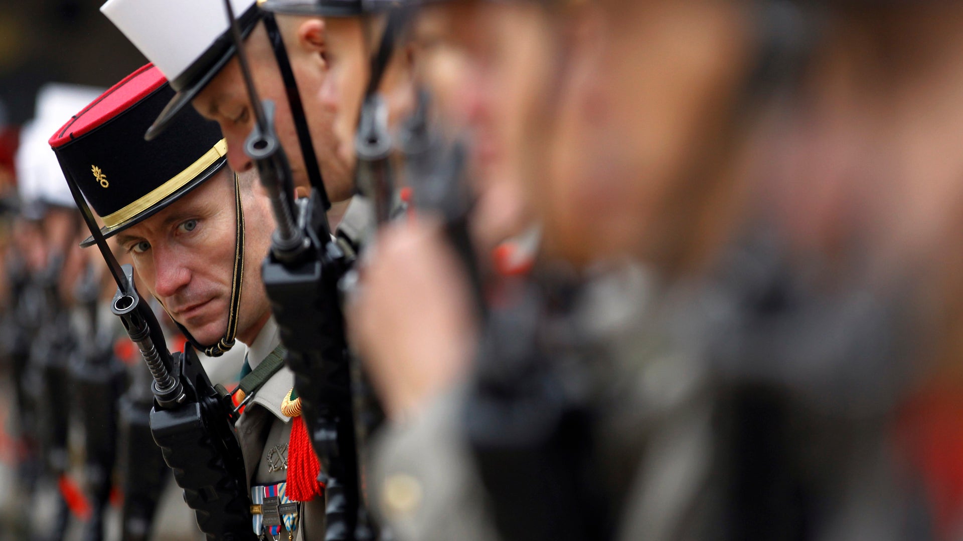 French_soldiers_wait