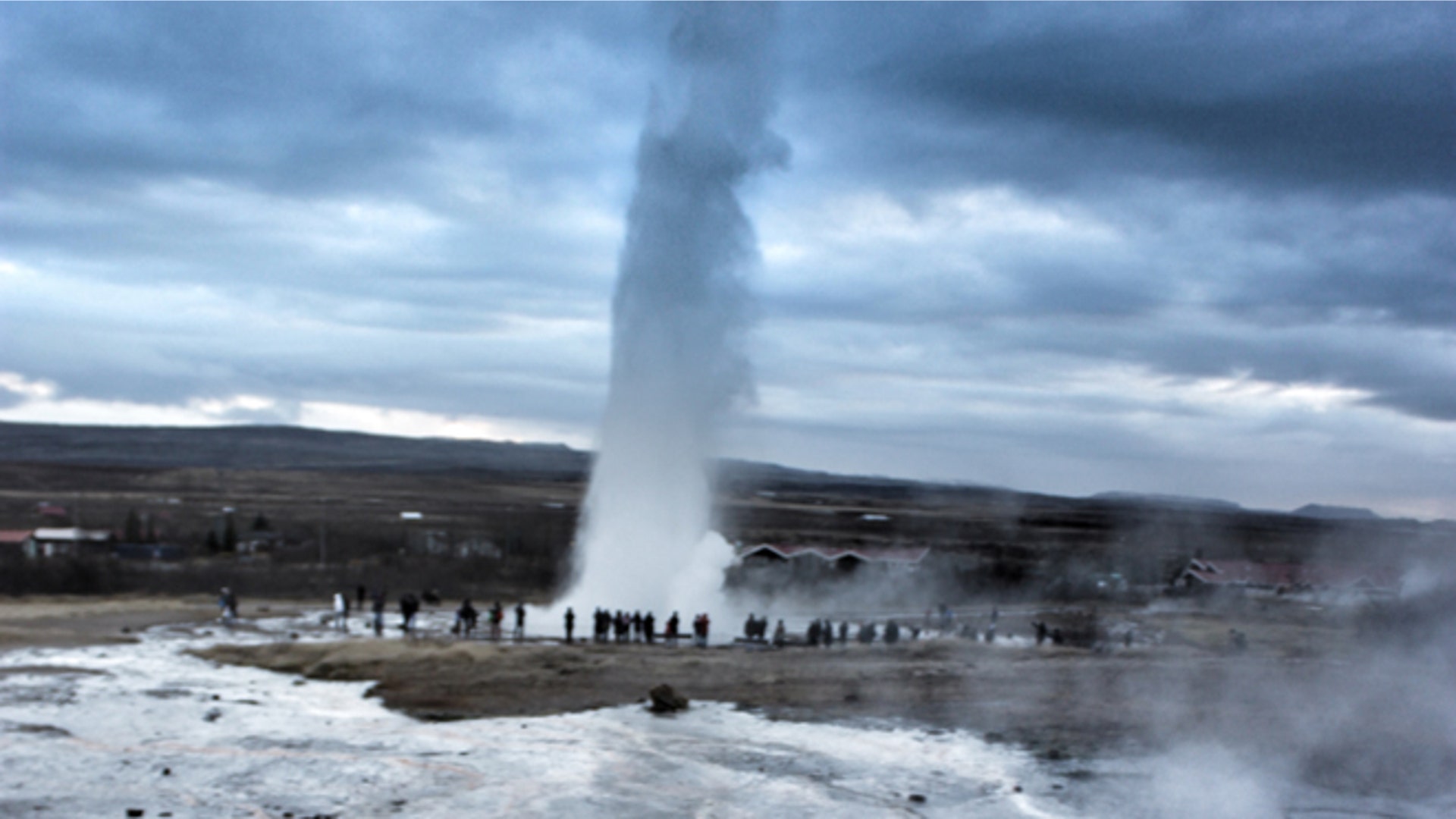 Geysir_sends_scalding_water