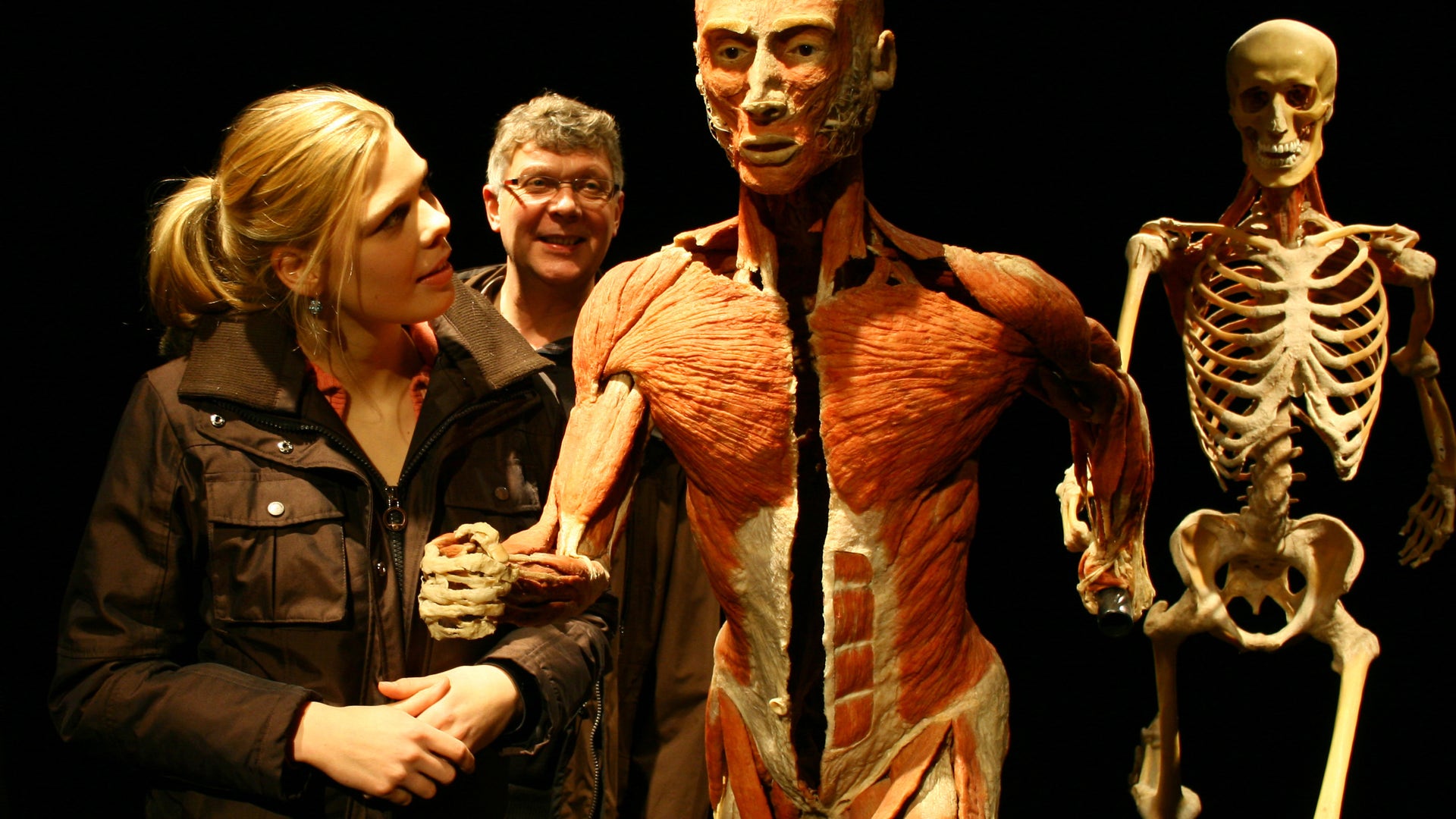 Girl_looking_at_body