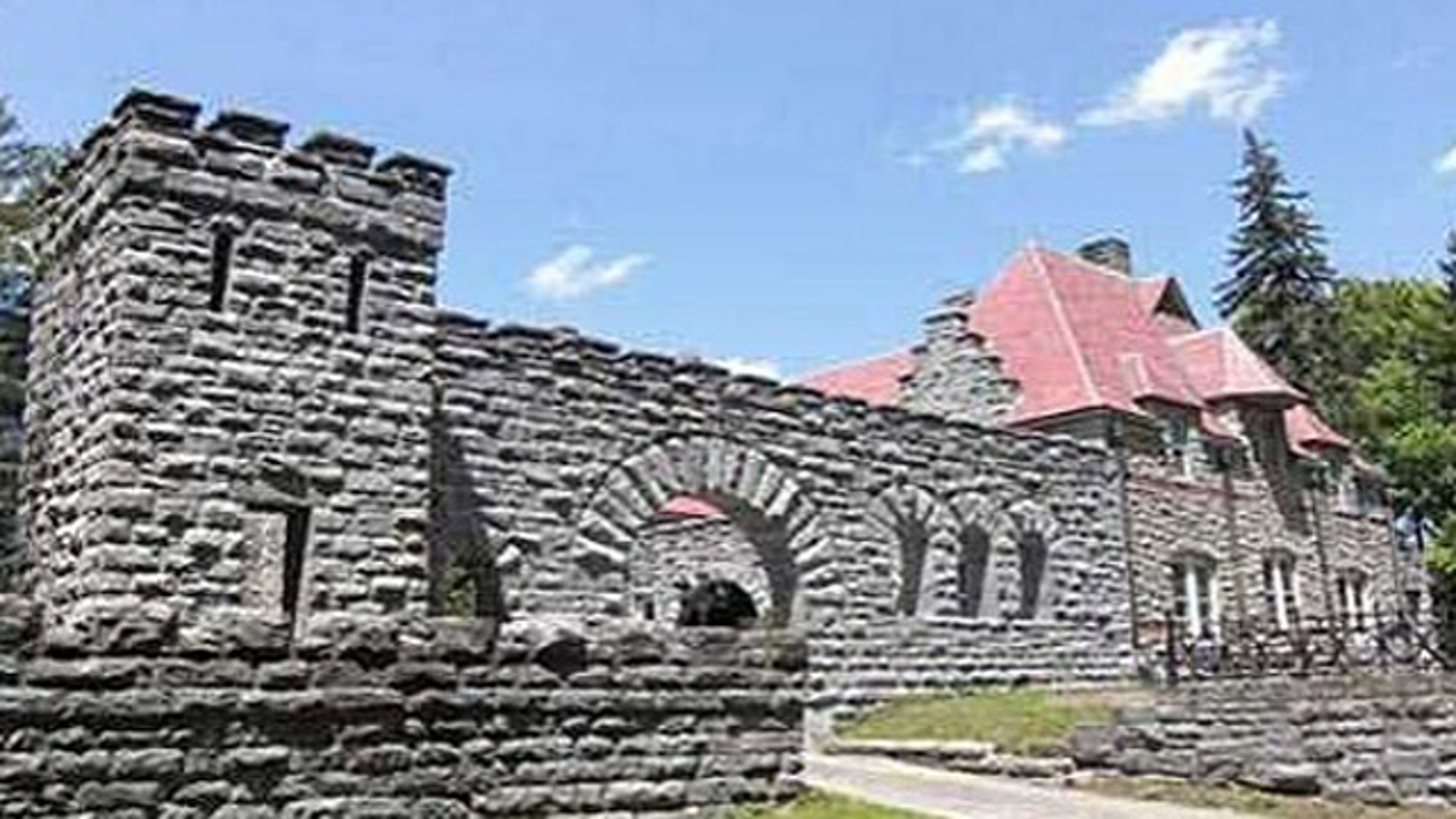 Great_Barrington_castle_595