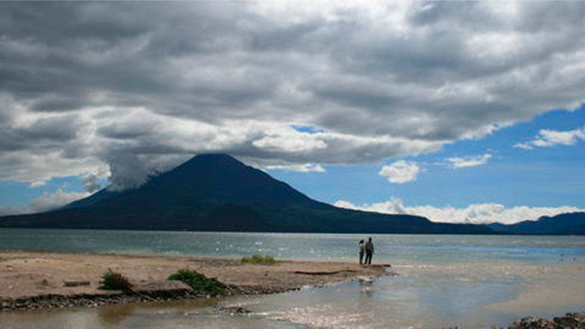 Guatemala__Lake_and_mountain