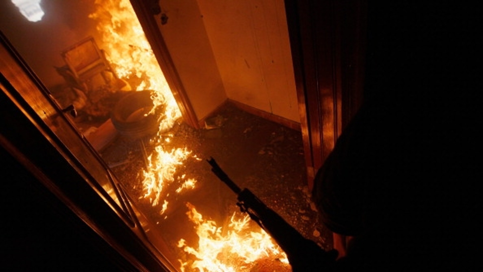 Видео пожара внутри. Комната в огне. Пожар внутри здания. Пожары внутри помещений. Огонь в квартире.
