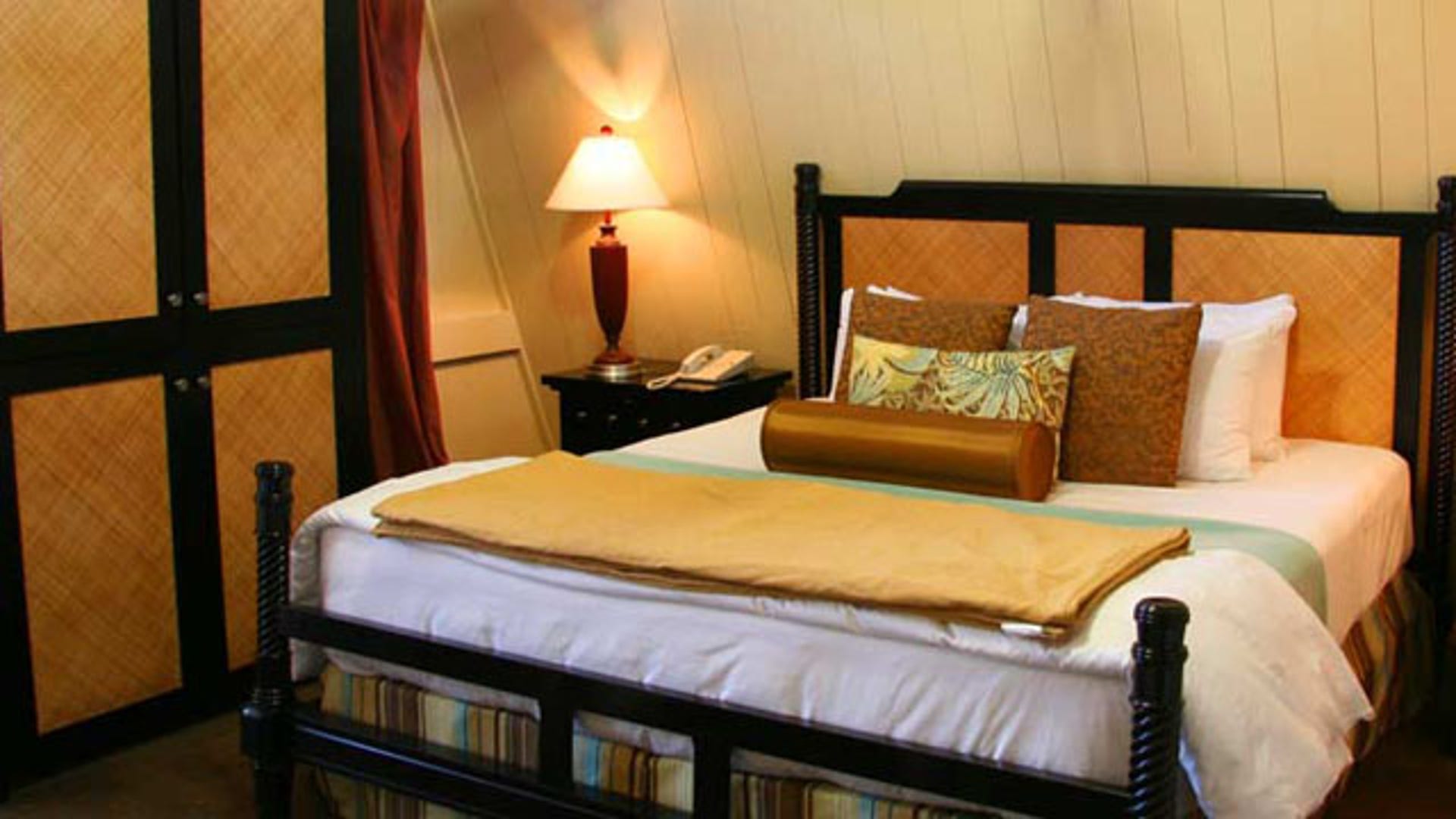 Hotel_Molokai_guest_room_main