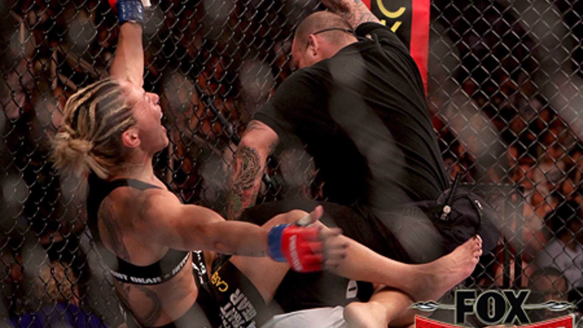 Strikeforce-Cyborg Defeats Carano!