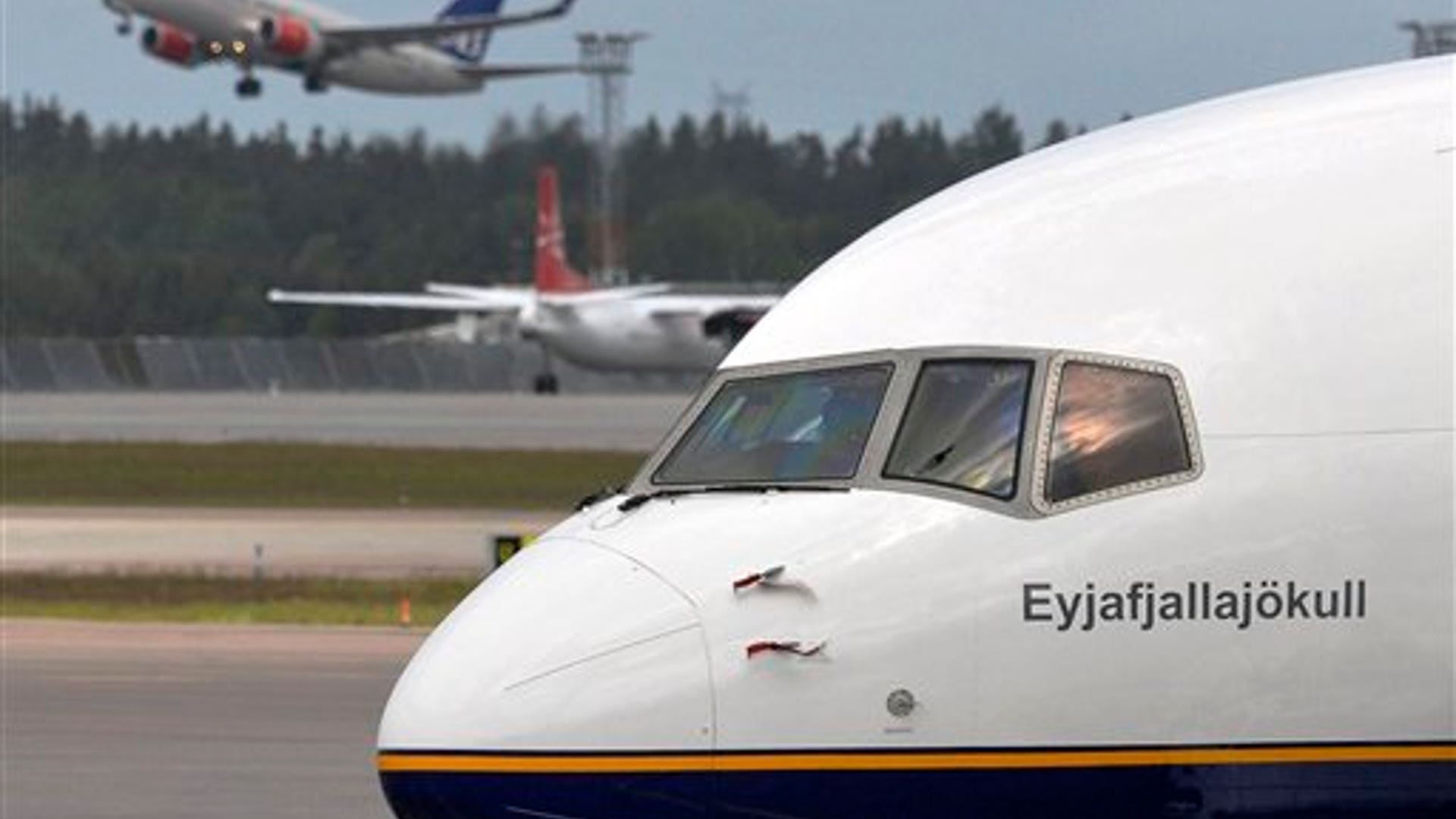 Iceland Volcano Erupts 3