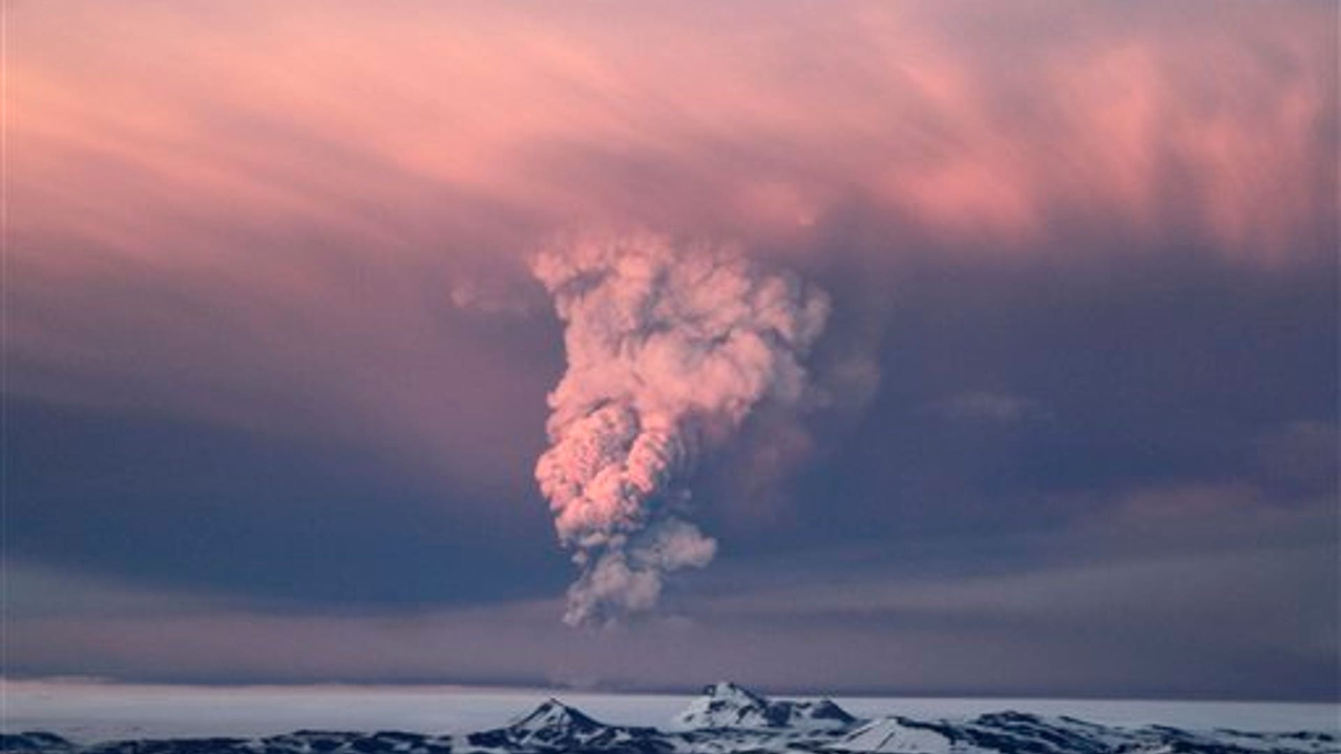 Iceland Volcano Erupts 7