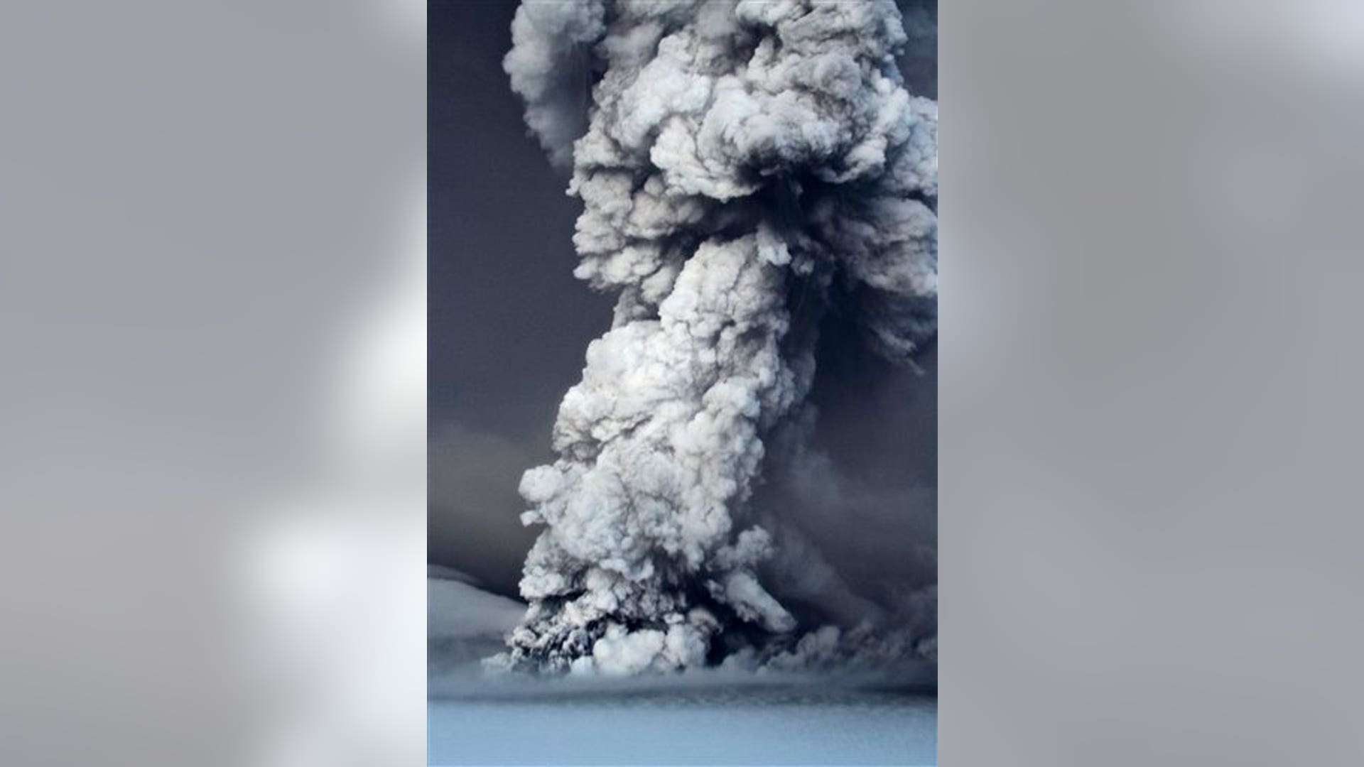 Iceland Volcano Erupts 6