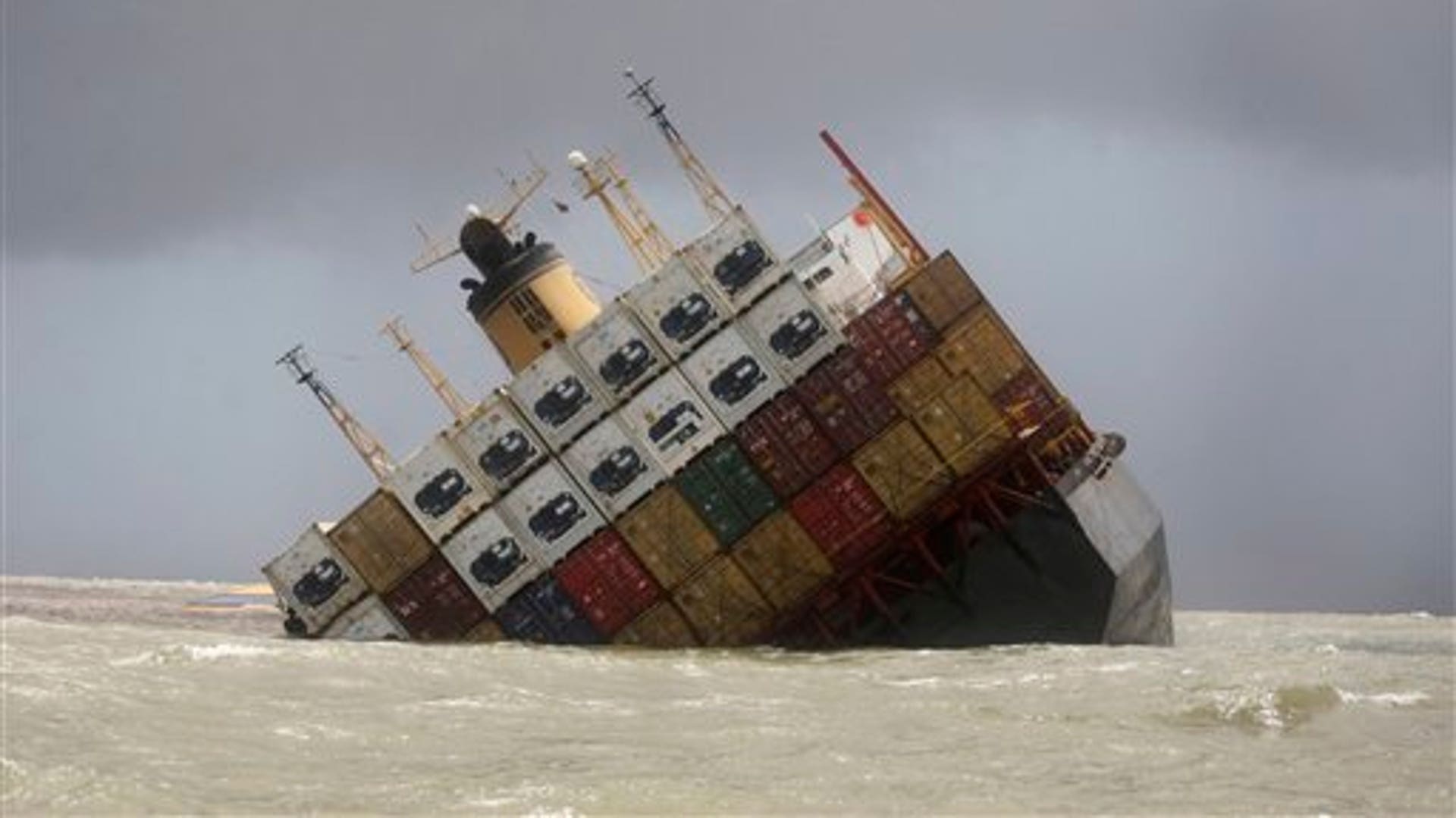 Корабль тонет. Тонущий корабль. Затонувший контейнеровоз. Затонувший грузовой корабль. Контейнеровоз тонет.