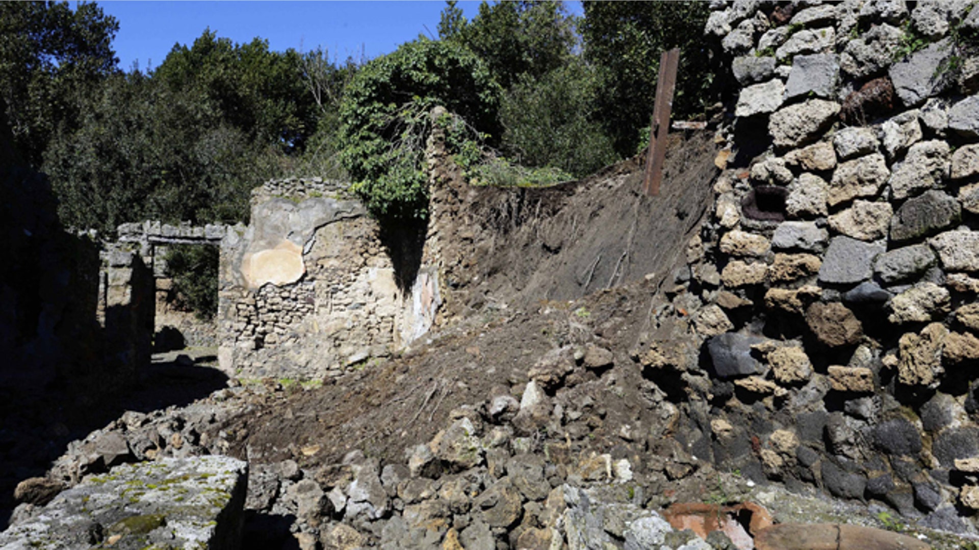 Italy_Pompeii_Collapse_1
