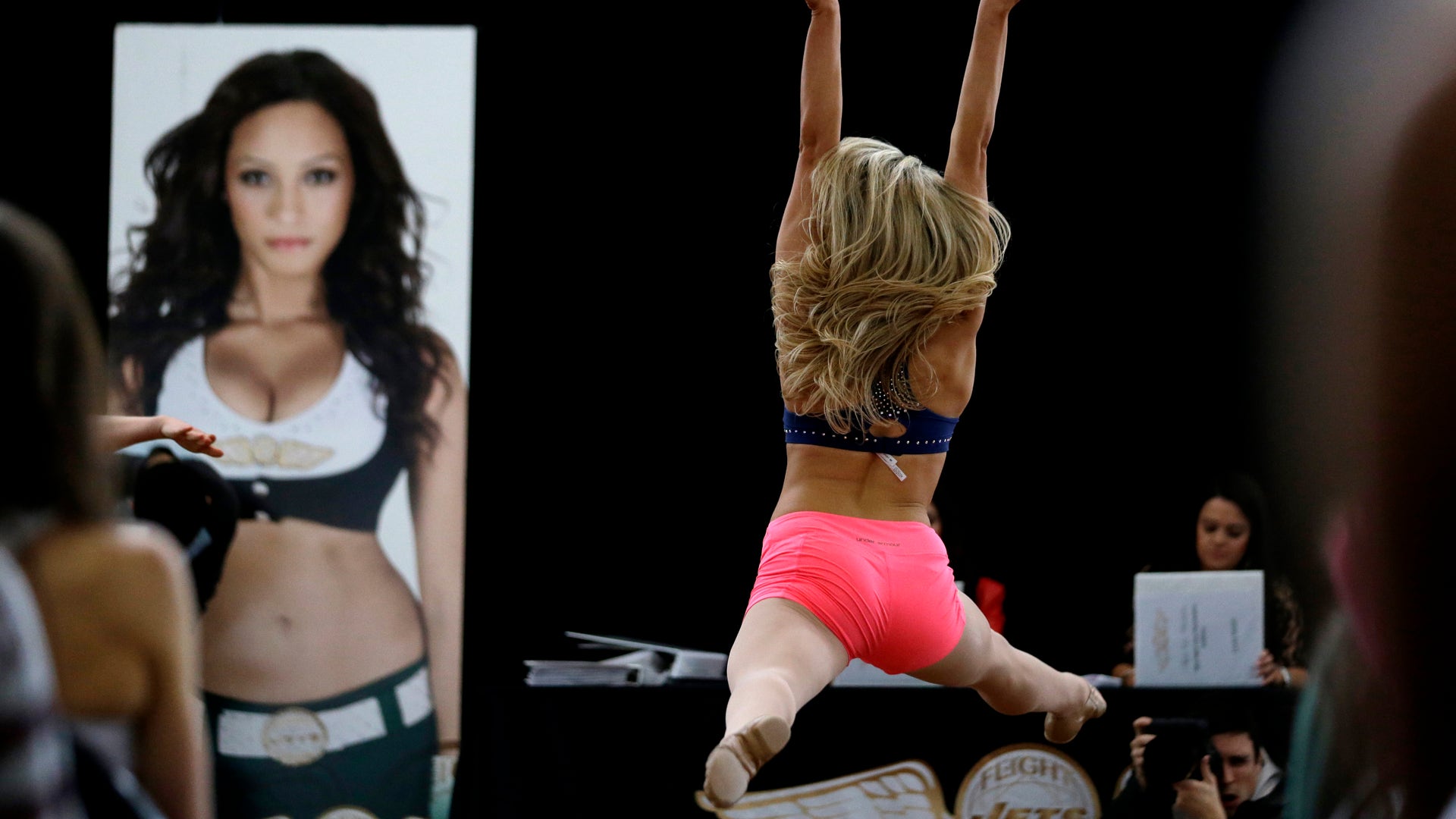 Jets_Cheerleader_Foot_Grat__1_