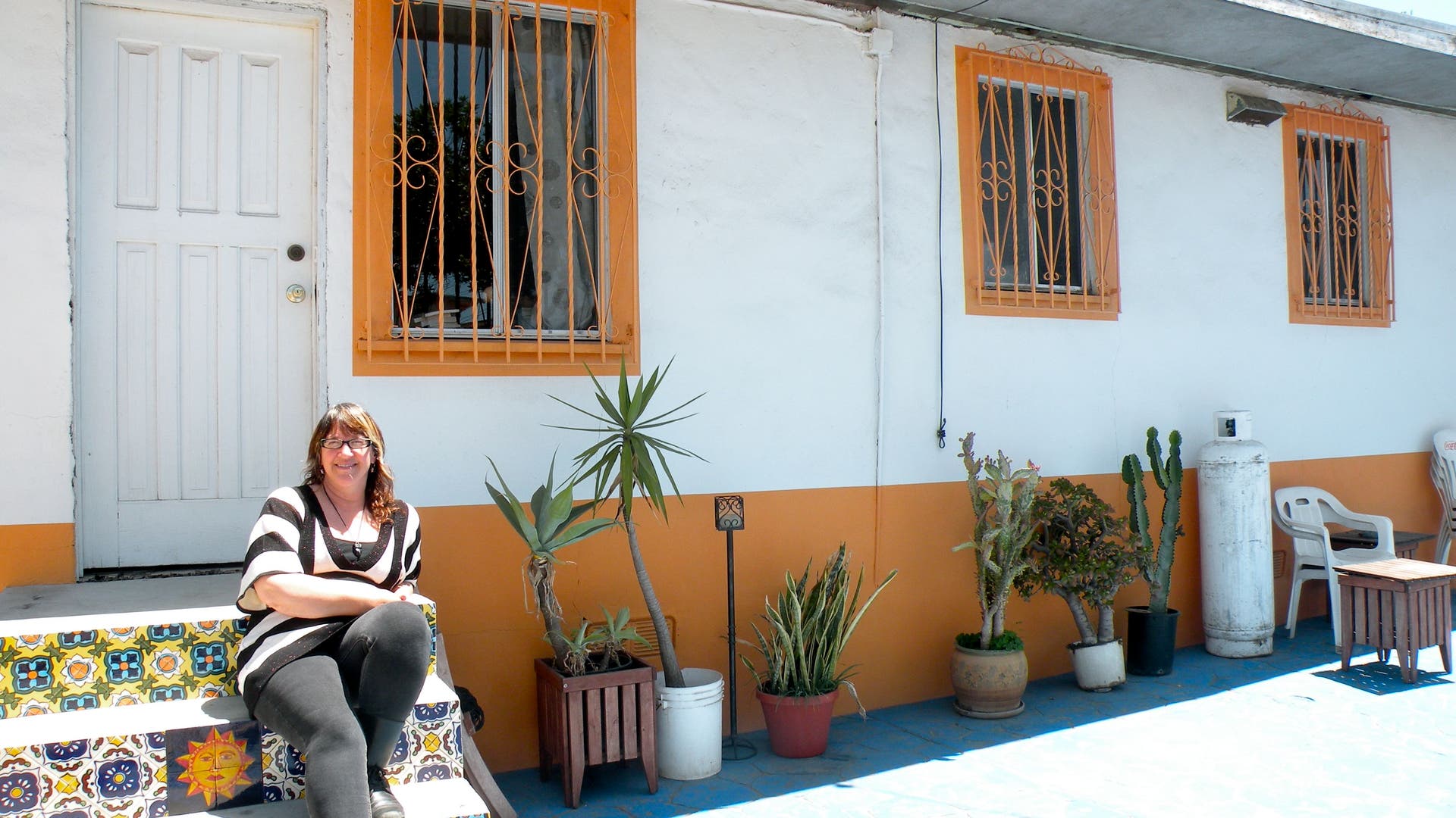 Jill_Holslin_in_front_of_her_house